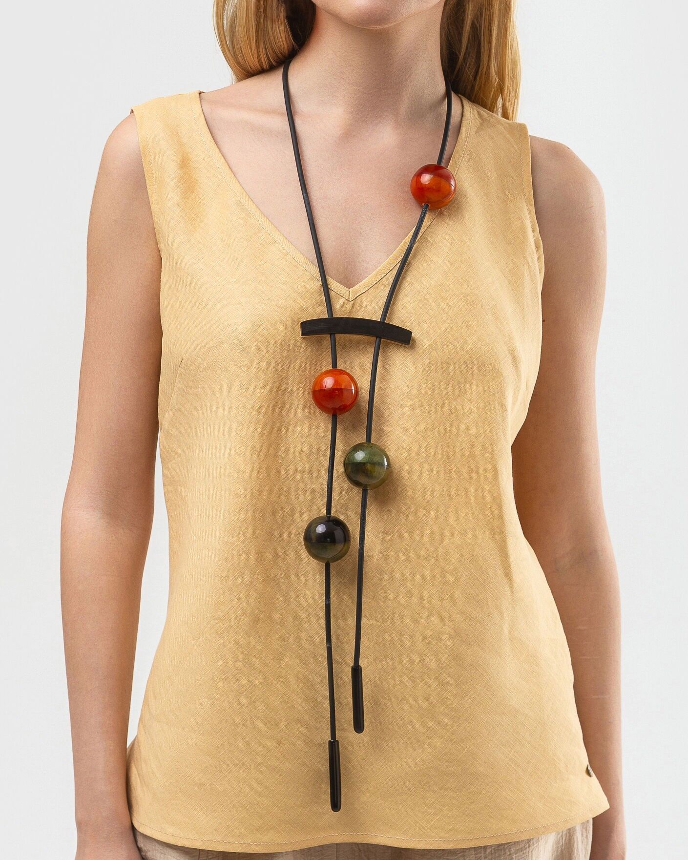 Lungo collier ornato di sfere creuse su corne di buffle sfumato rosso e verde