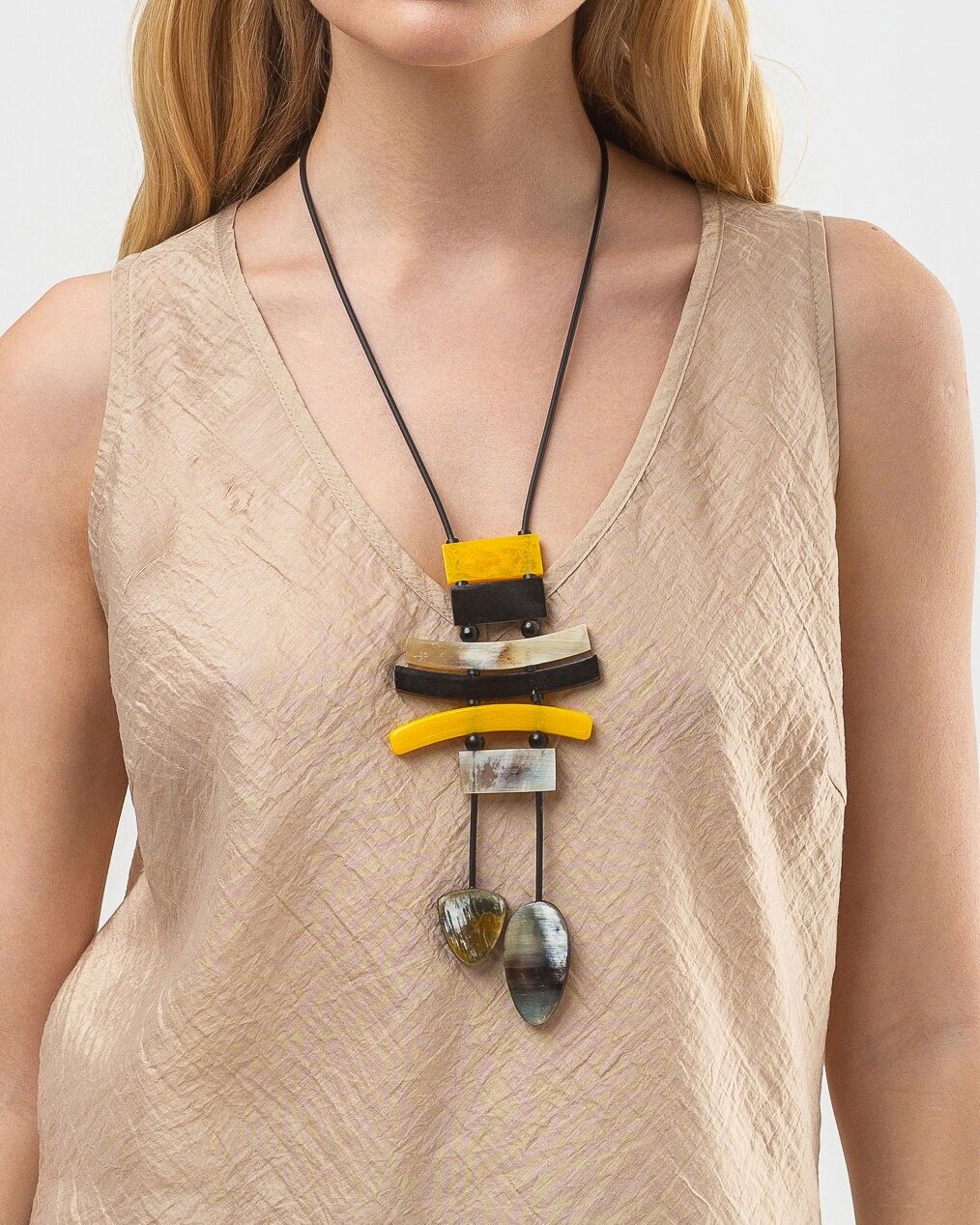 Collier en corne de buffle et résine jaune
