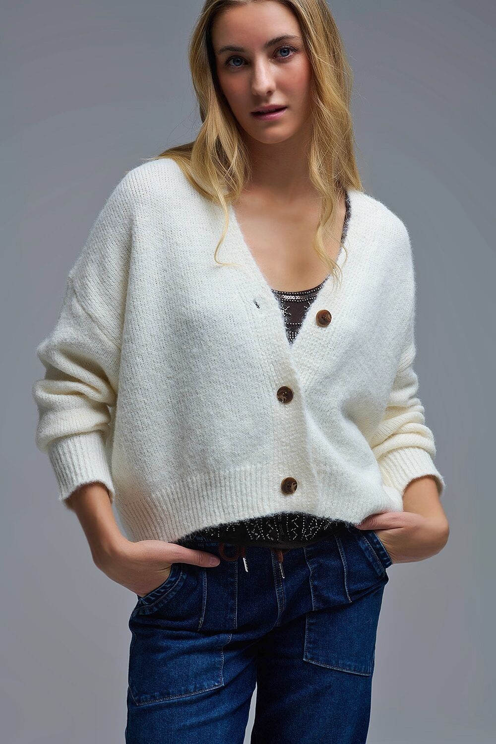 Cardigan basico con scollo a V e bottoni color crema