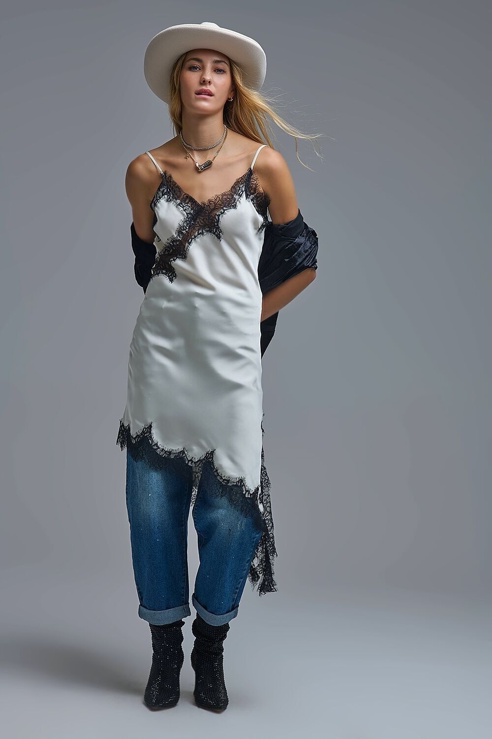 Elegantes asymmetrisches weißes Satin-Spitzenkleid