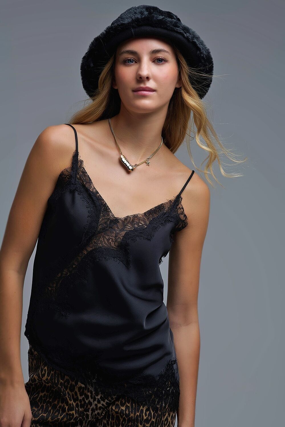 Asymmetrisches Satin-Top in Schwarz mit Spitzendesign