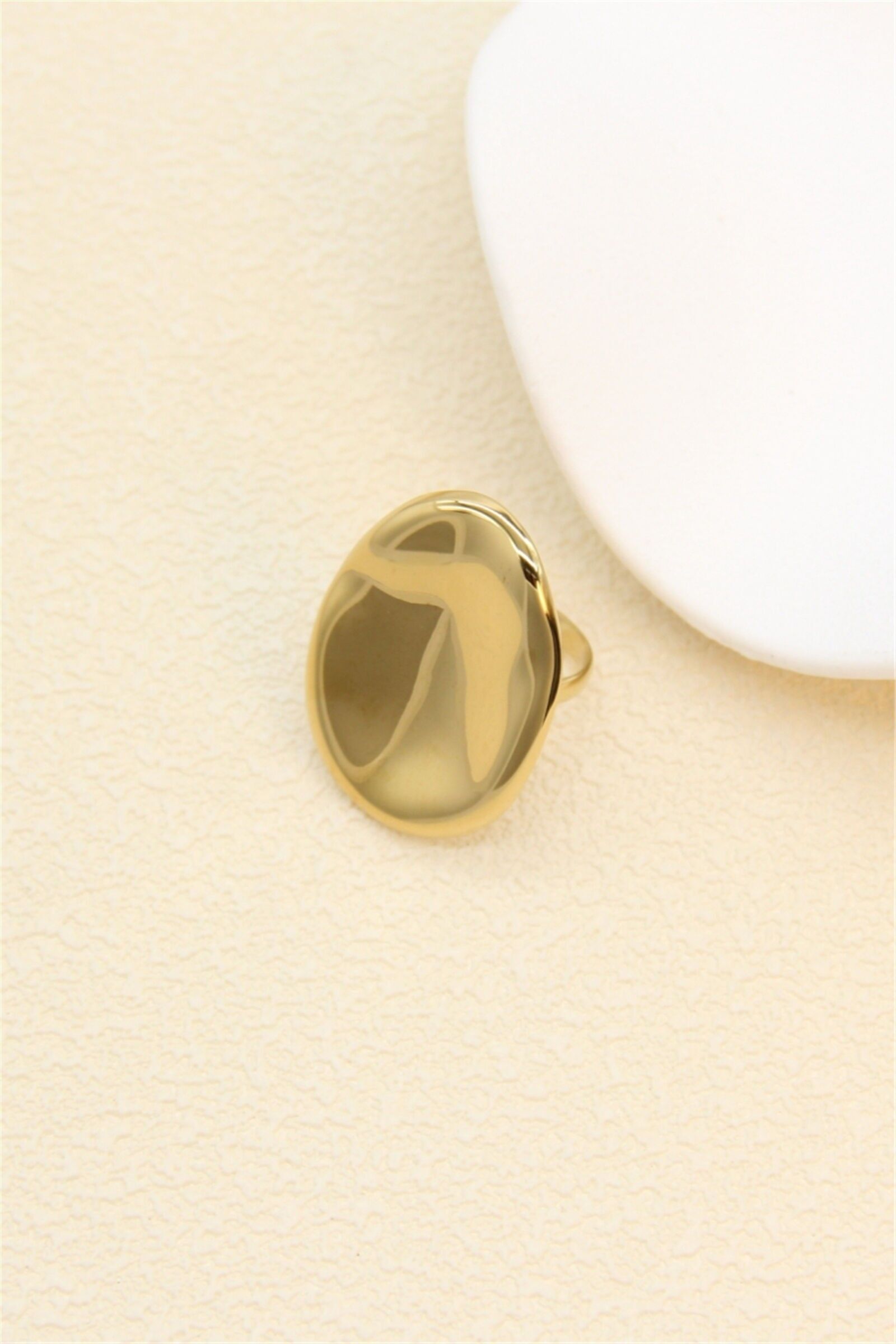 Goldfarbener Kieselstein-Ring aus Edelstahl – Moderne Eleganz