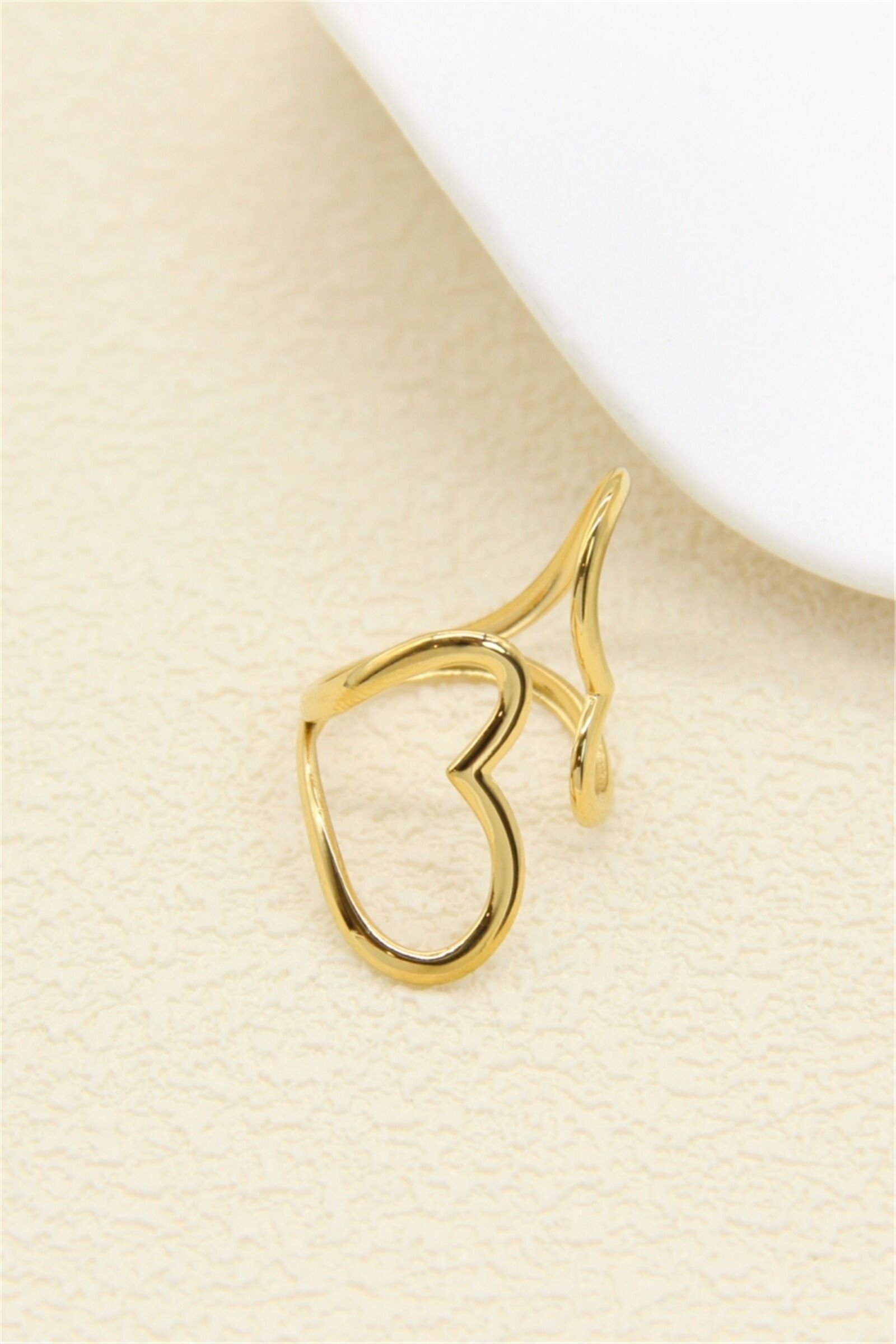 Herzring aus goldfarbenem Edelstahl mit durchbrochenem Muster – Moderne Eleganz und Raffinesse