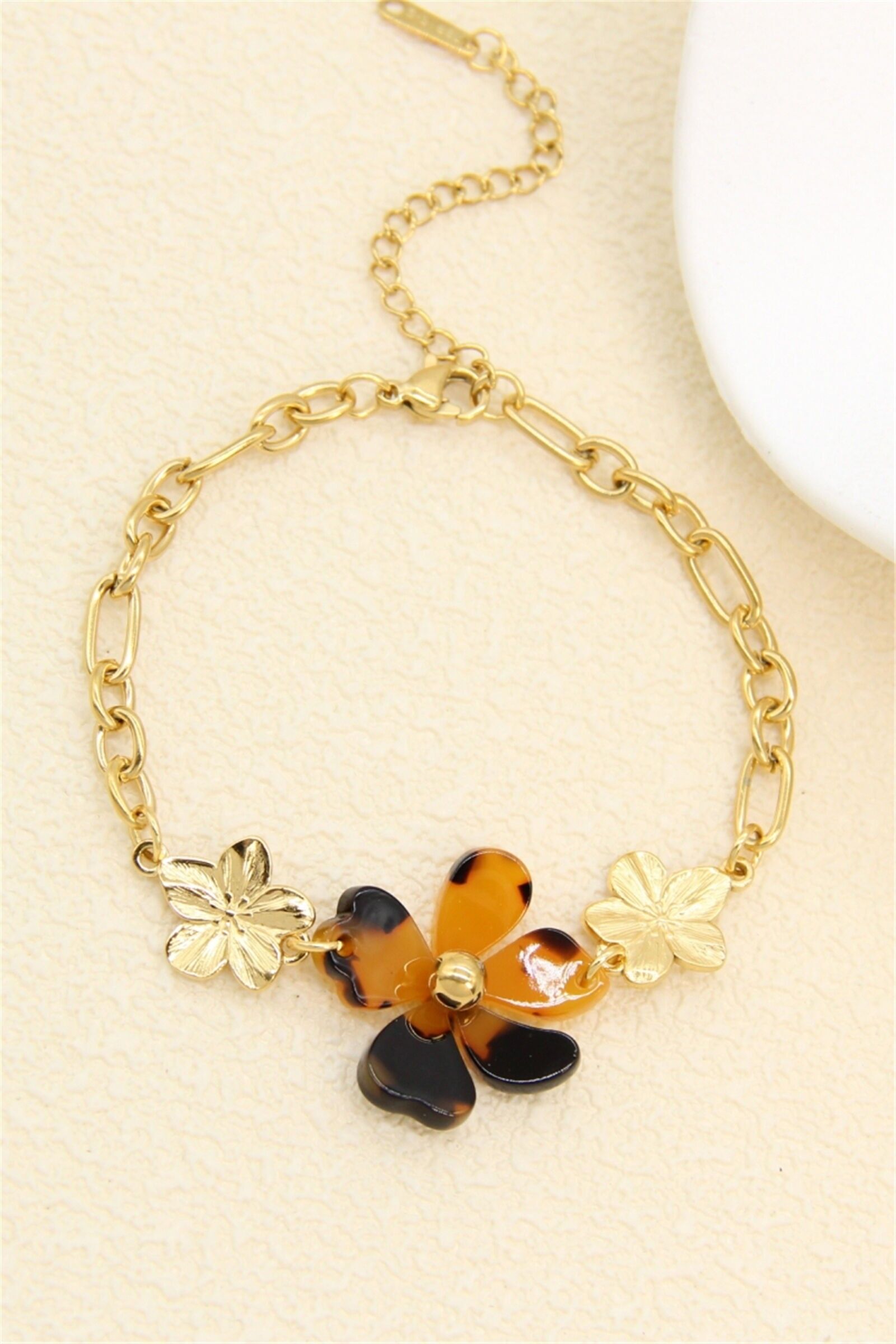 Harzblumenarmband mit Schuppeneffekt und goldenen Blüten – Edelstahlkette