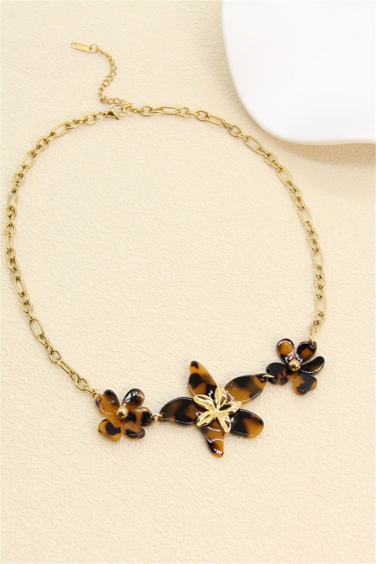 Resin Flower Necklace with Scale Effect and Gold Flowers – Stainless Steel Chain