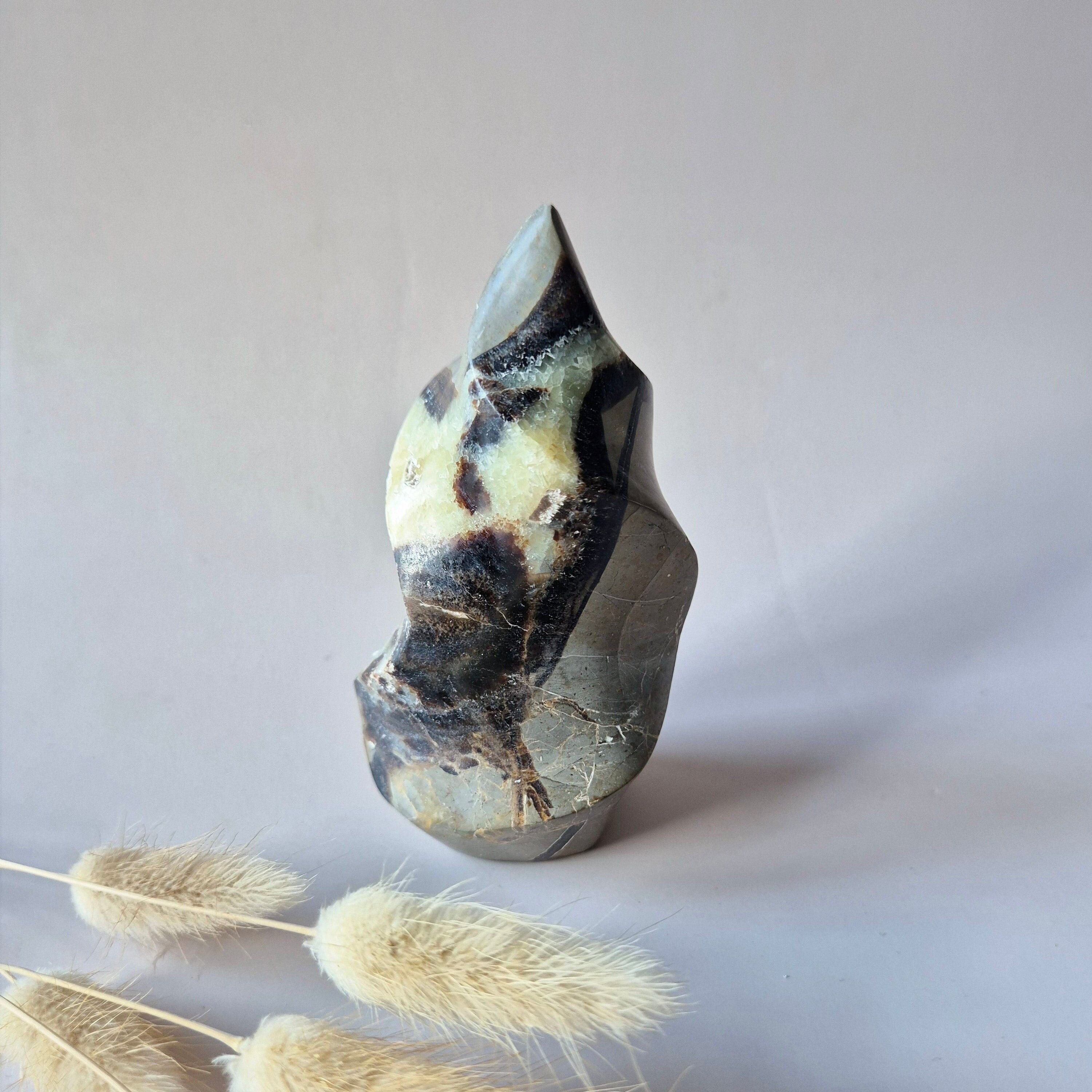 Gema XL de la Llama Septariana – Conexión a tierra, confianza y fuerza interior (333 g)