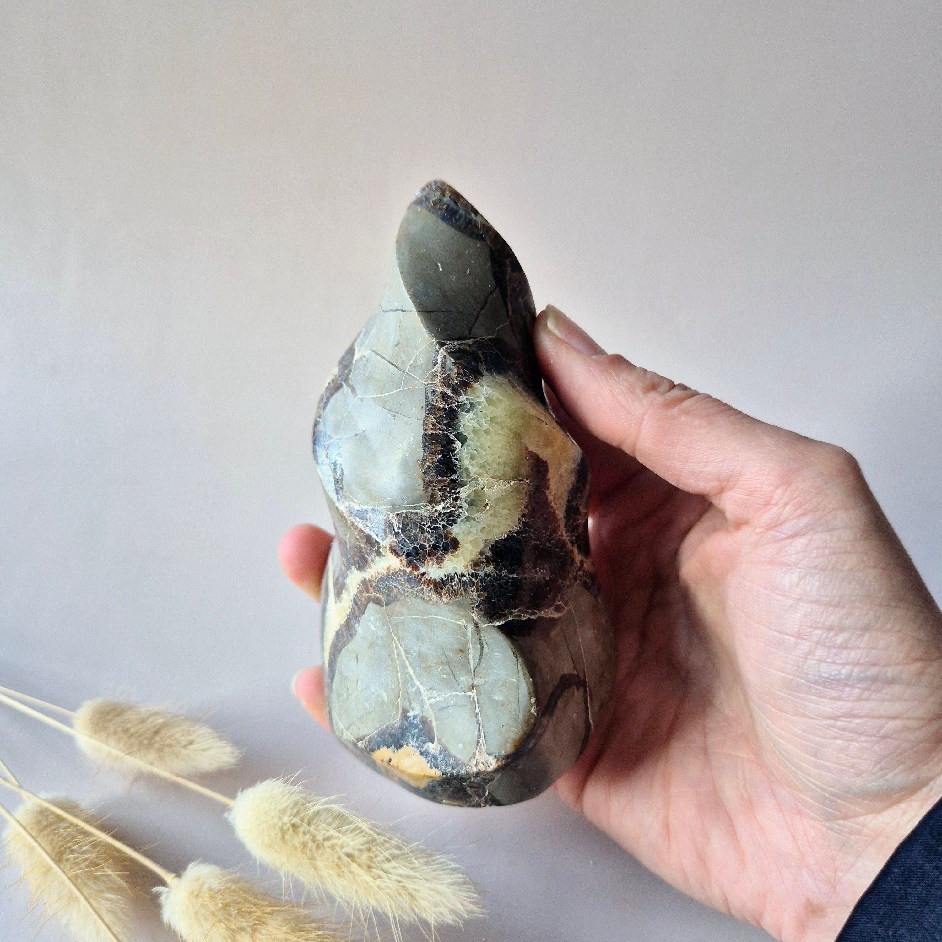 Gema XL de la Llama Septariana – Conexión a tierra, confianza y fuerza interior (338 g)