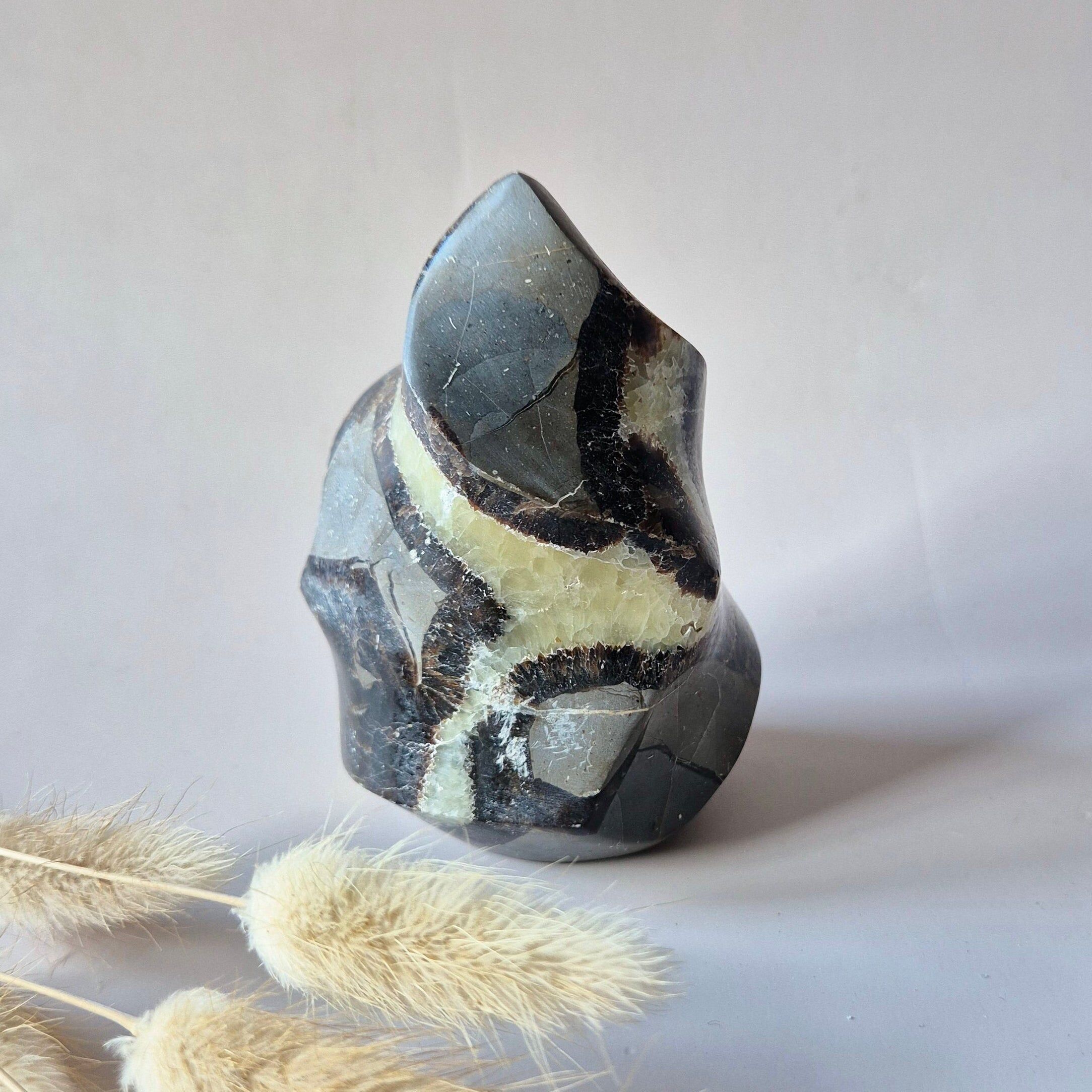 Gema XL de la Llama Septariana – Conexión a tierra, confianza y fuerza interior (411 g)