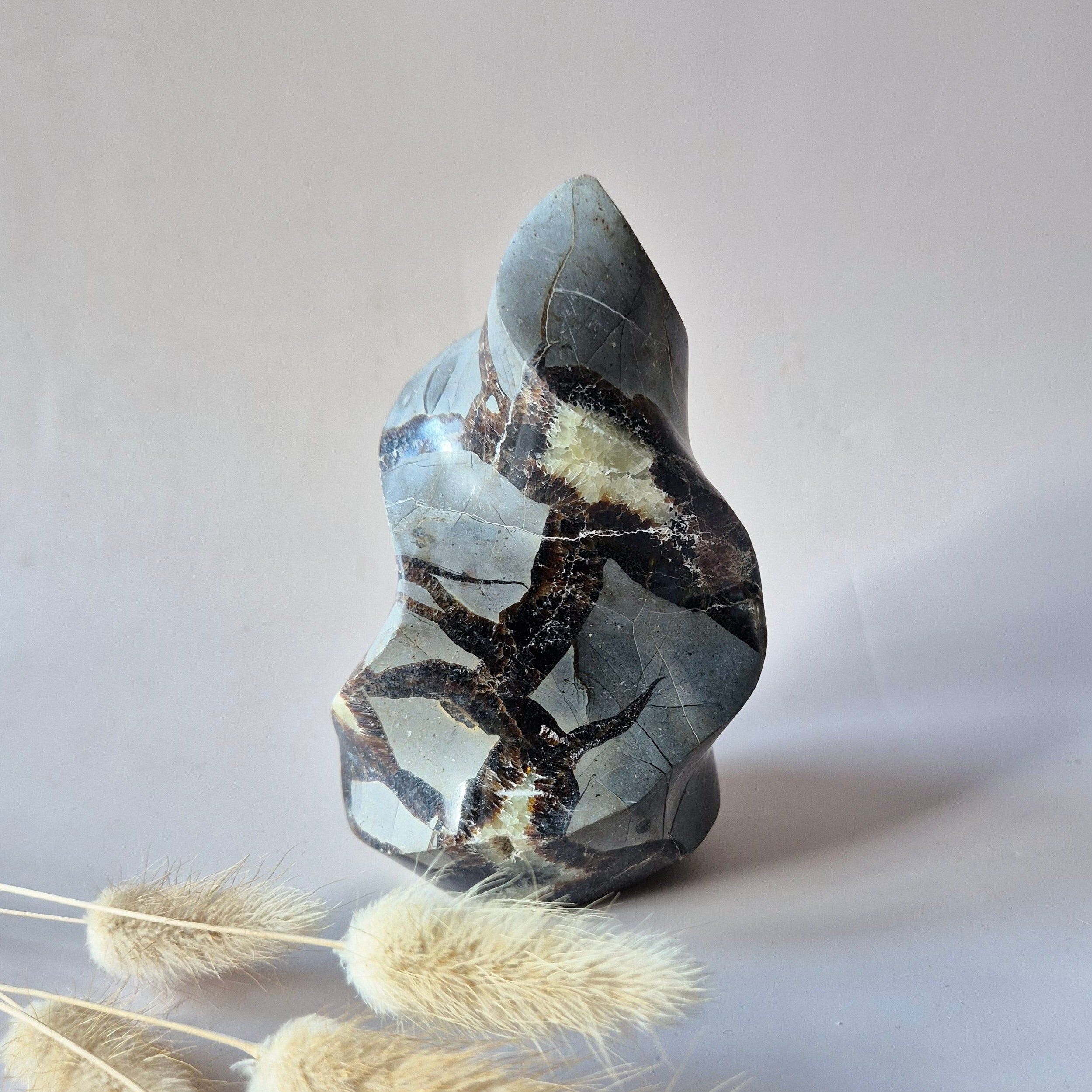 Gema XL de la Llama Septariana – Conexión a tierra, confianza y fuerza interior (560 g)