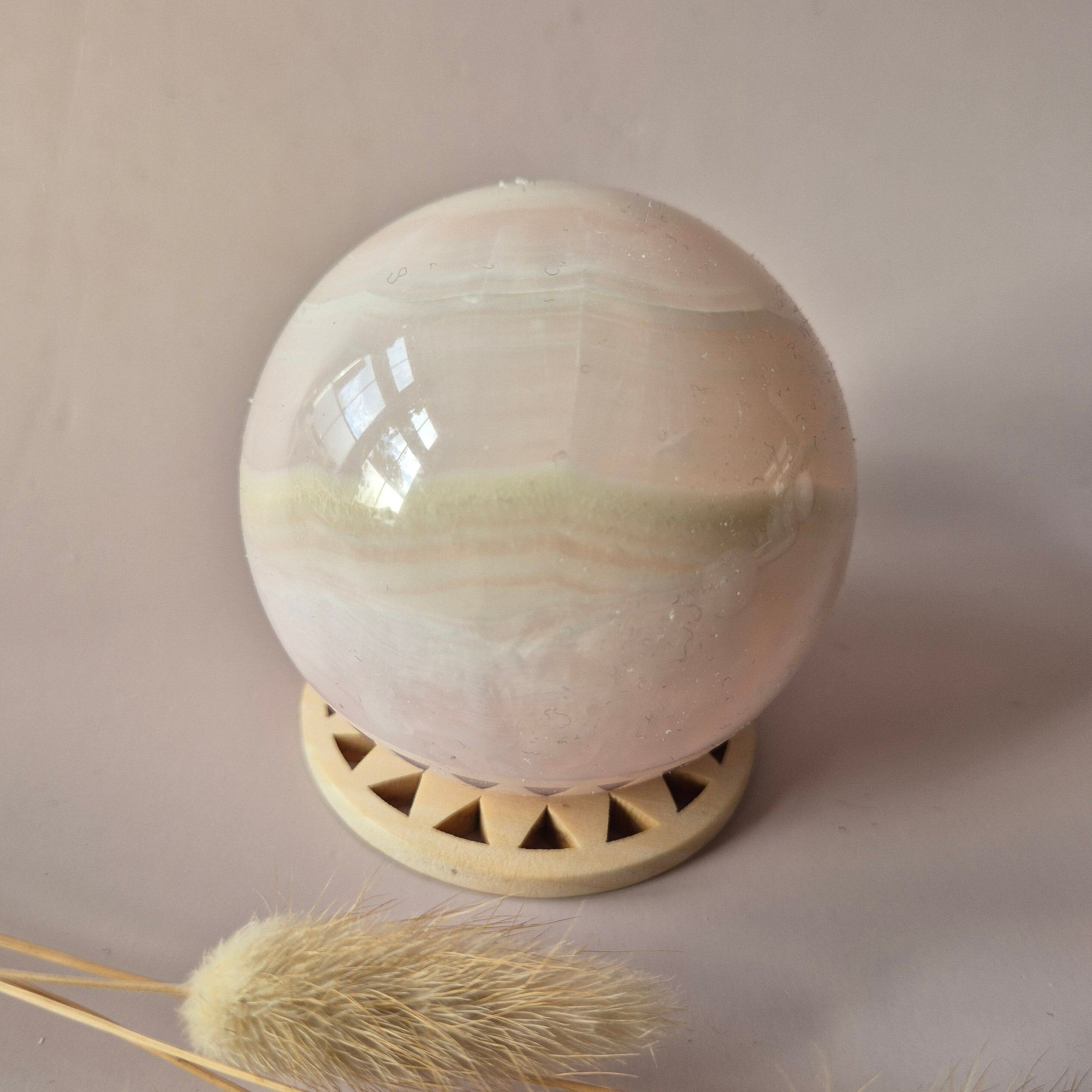 Bola de cristal de calcita rosa de 70 mm (485 gramos) – Pieza llamativa. Esfera de calcita rosa reactiva a la luz ultravioleta.