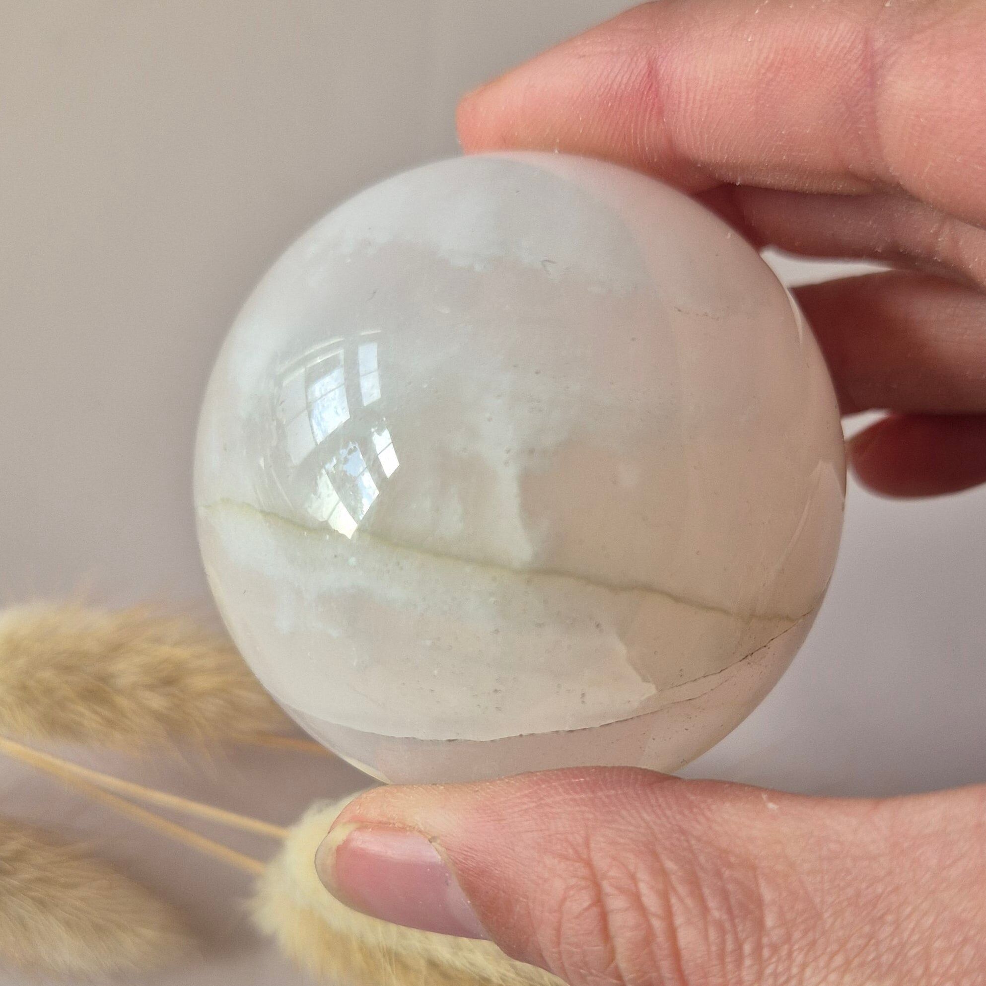 Bola de cristal de calcita rosa de 52 mm (209 gramos) – Pieza llamativa. Esfera de calcita rosa reactiva a la luz ultravioleta.