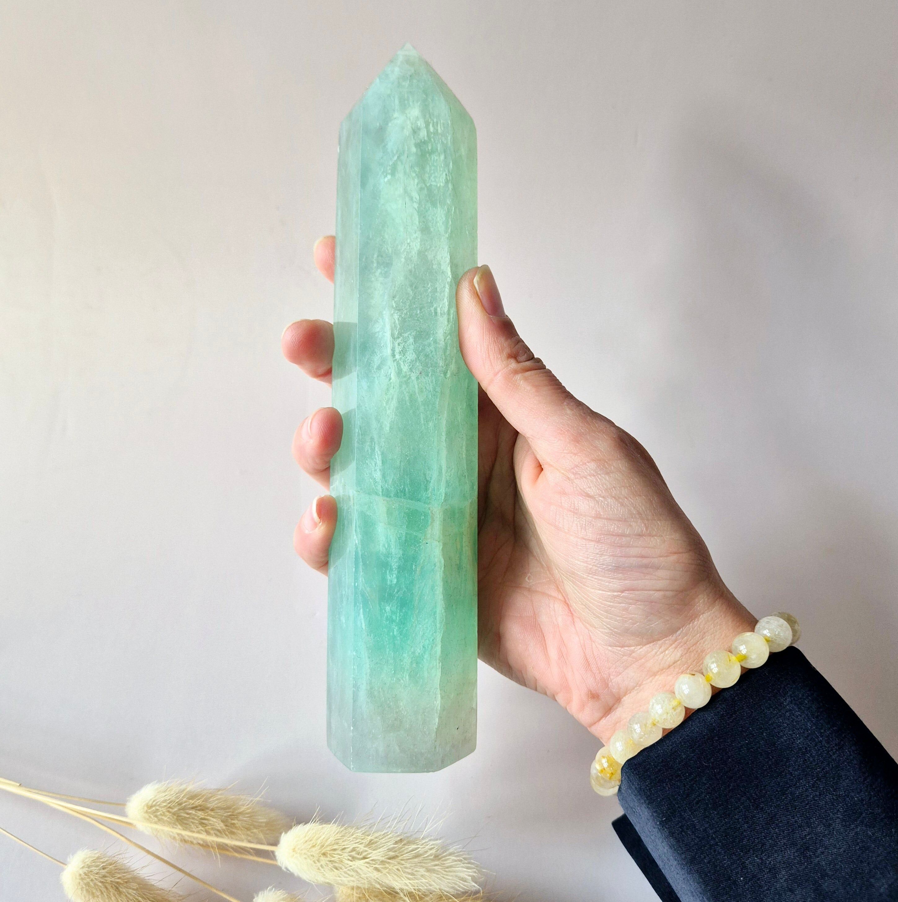 Edelstein: Grüner Fluorit-Spitze, 19 cm – Reinheit & Energiebalance (554 g)