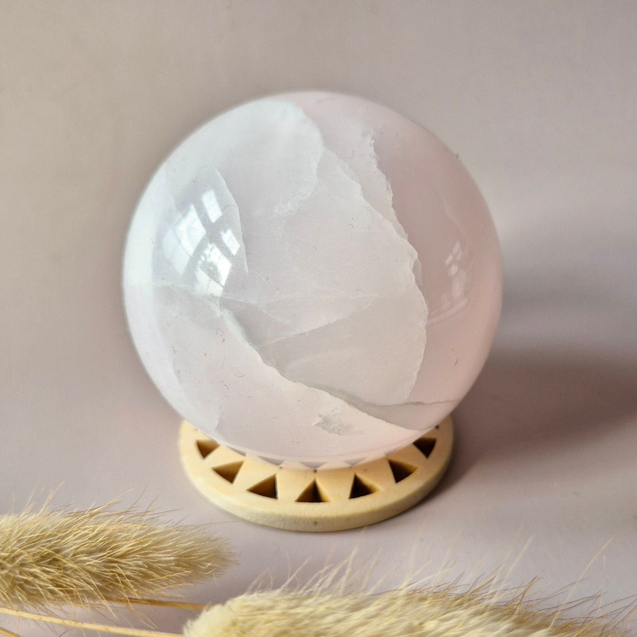 XL-Kugel aus rosafarbenem Kalzit, 72 mm (545 g) – Statement-Piece: UV-reaktive Kugel aus rosafarbenem Kalzit.