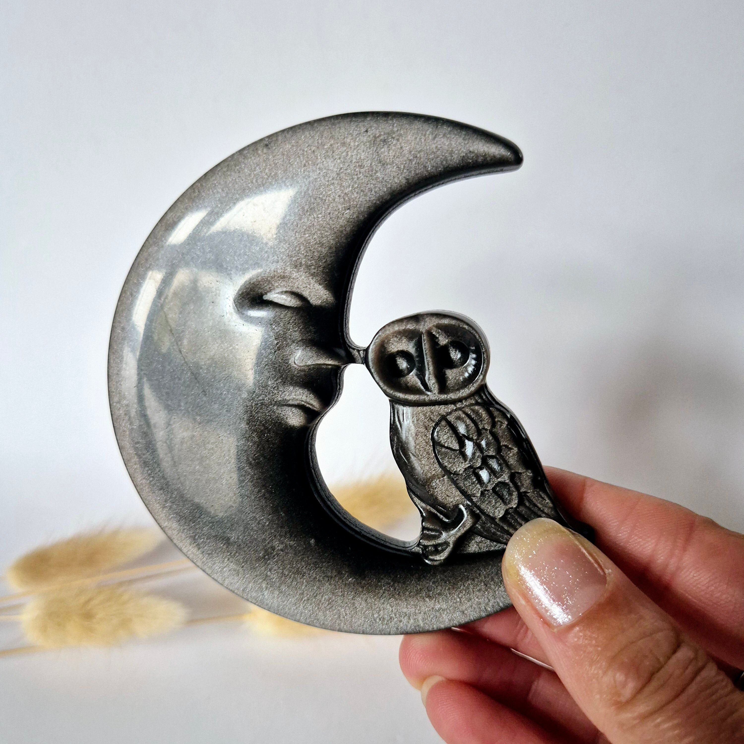 Sculpture de pierre précieuse – Lune et hibou en obsidienne argentée (10–12 cm)