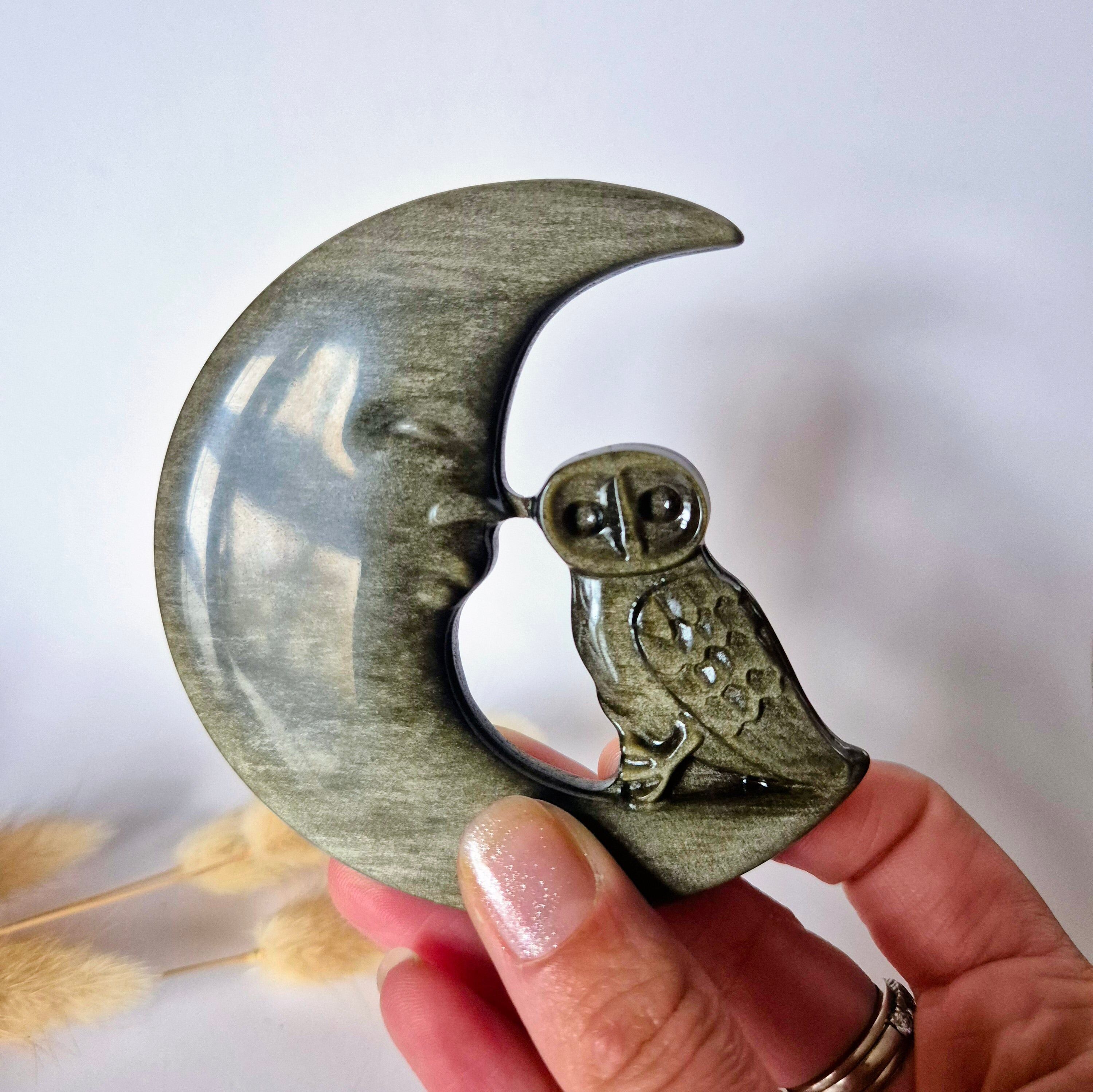 Sculpture en pierre précieuse – Lune et hibou en obsidienne dorée (10–12 cm)