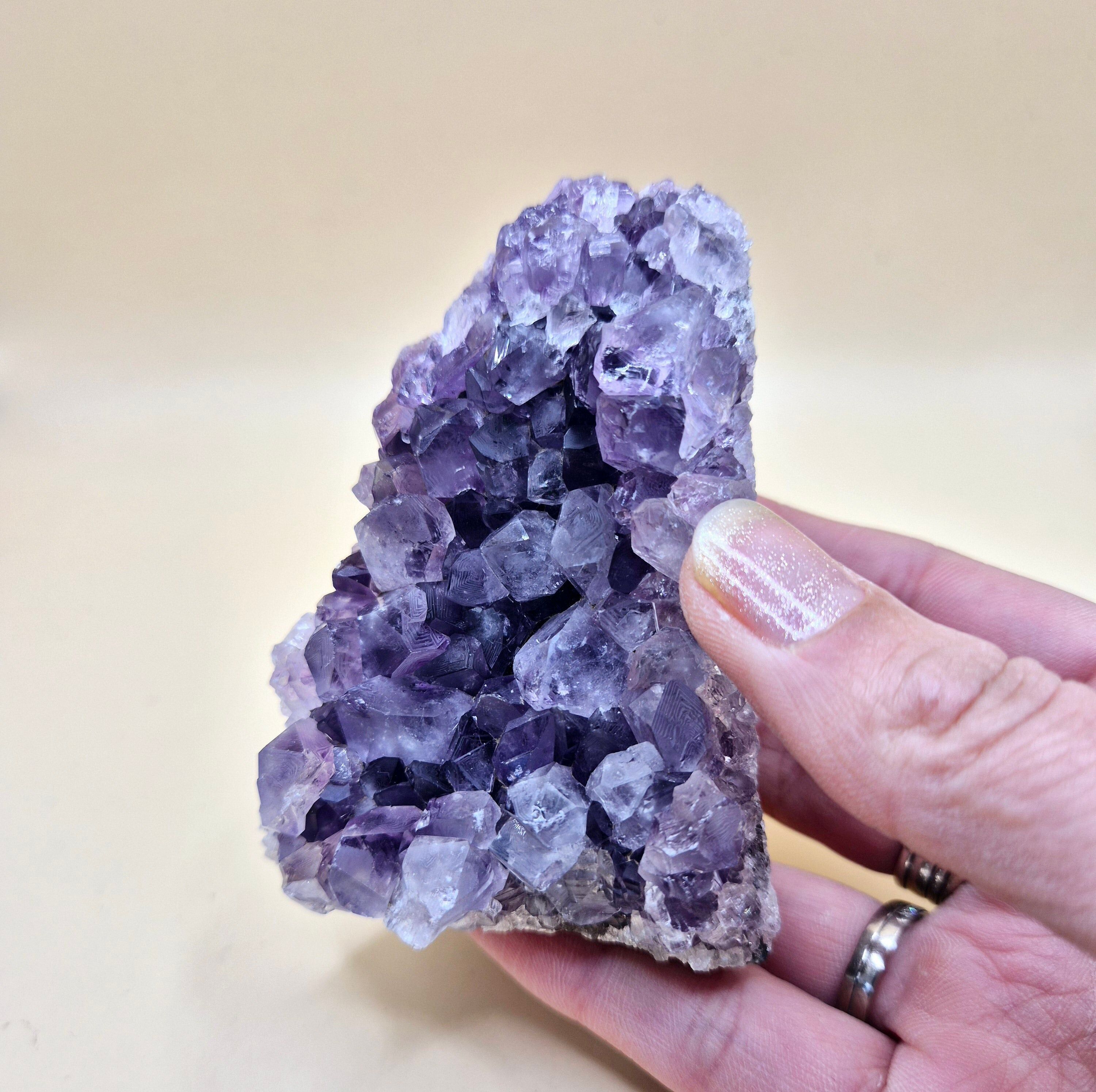 Geoda de amatista pulida de 187 gramos: una joya espiritual con poderosa energía.