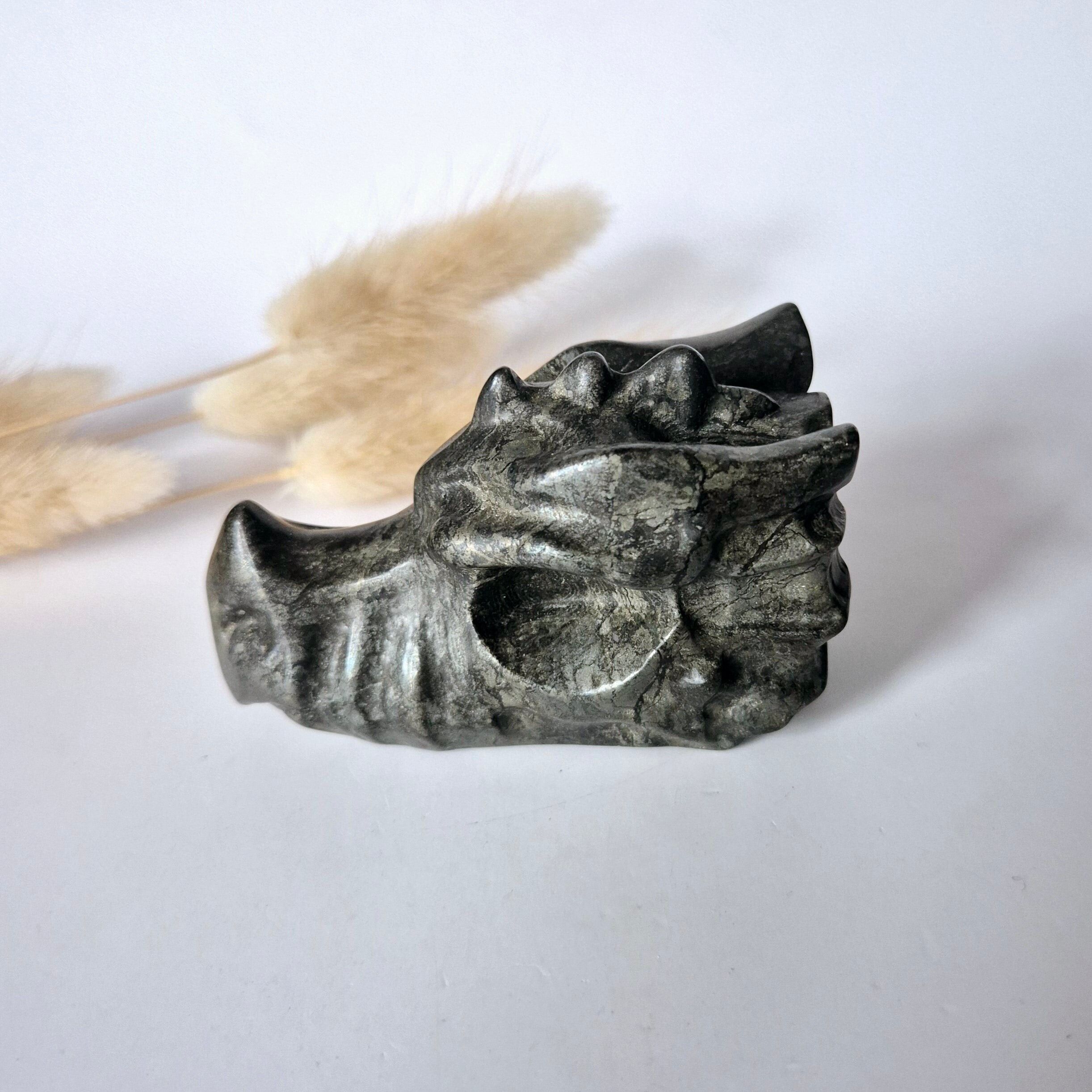 Crâne de dragon en pyrite (pierre précieuse) – 7 cm – Sculpture de crâne de dragon