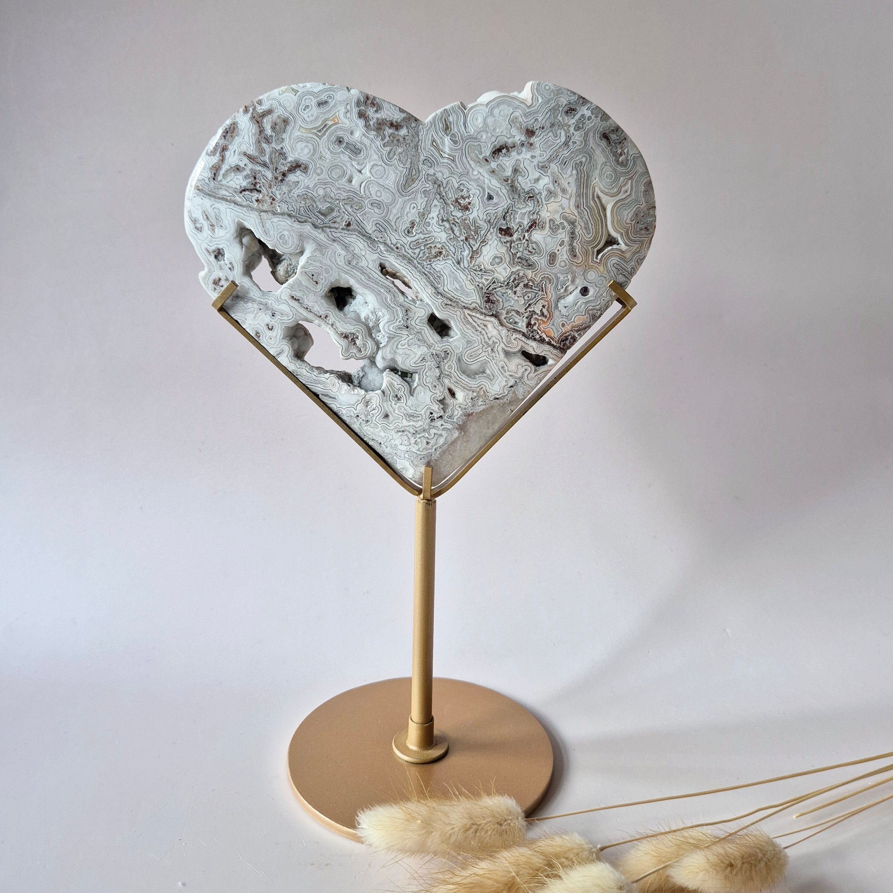 Corazón de ágata mexicana drusa XL sobre base dorada – Escultura única