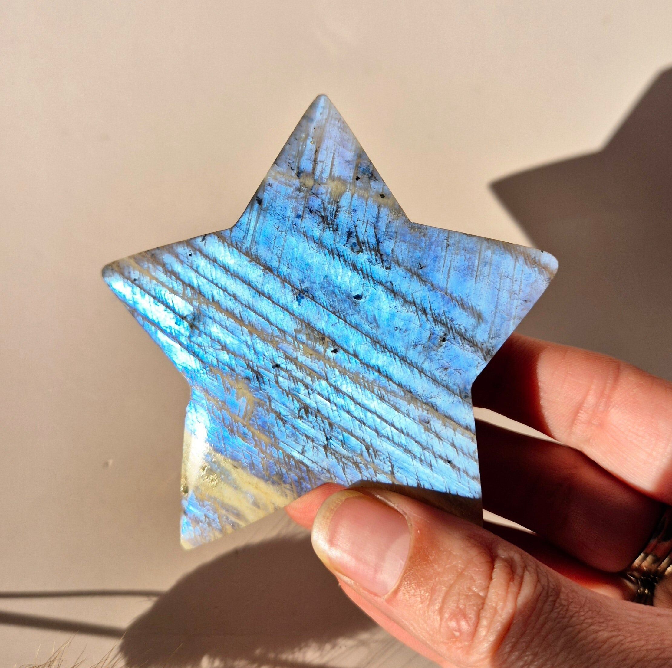 Pierre de lune bleue scintillante en forme d'étoile – Éclat premium (7–8 cm)