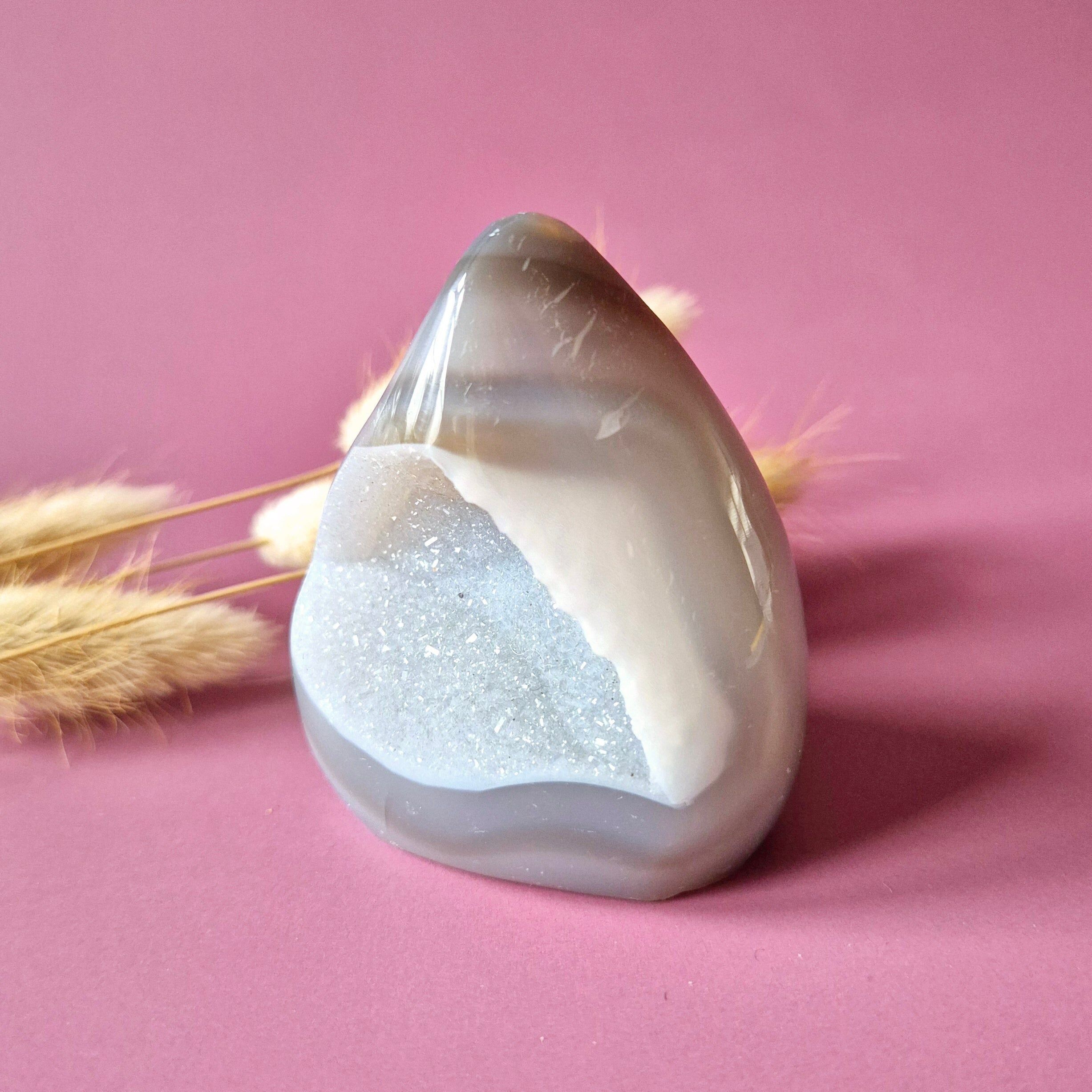 Agate grise druzy en forme de larme/flamme - Cristal sur pied n° 1, 161 g