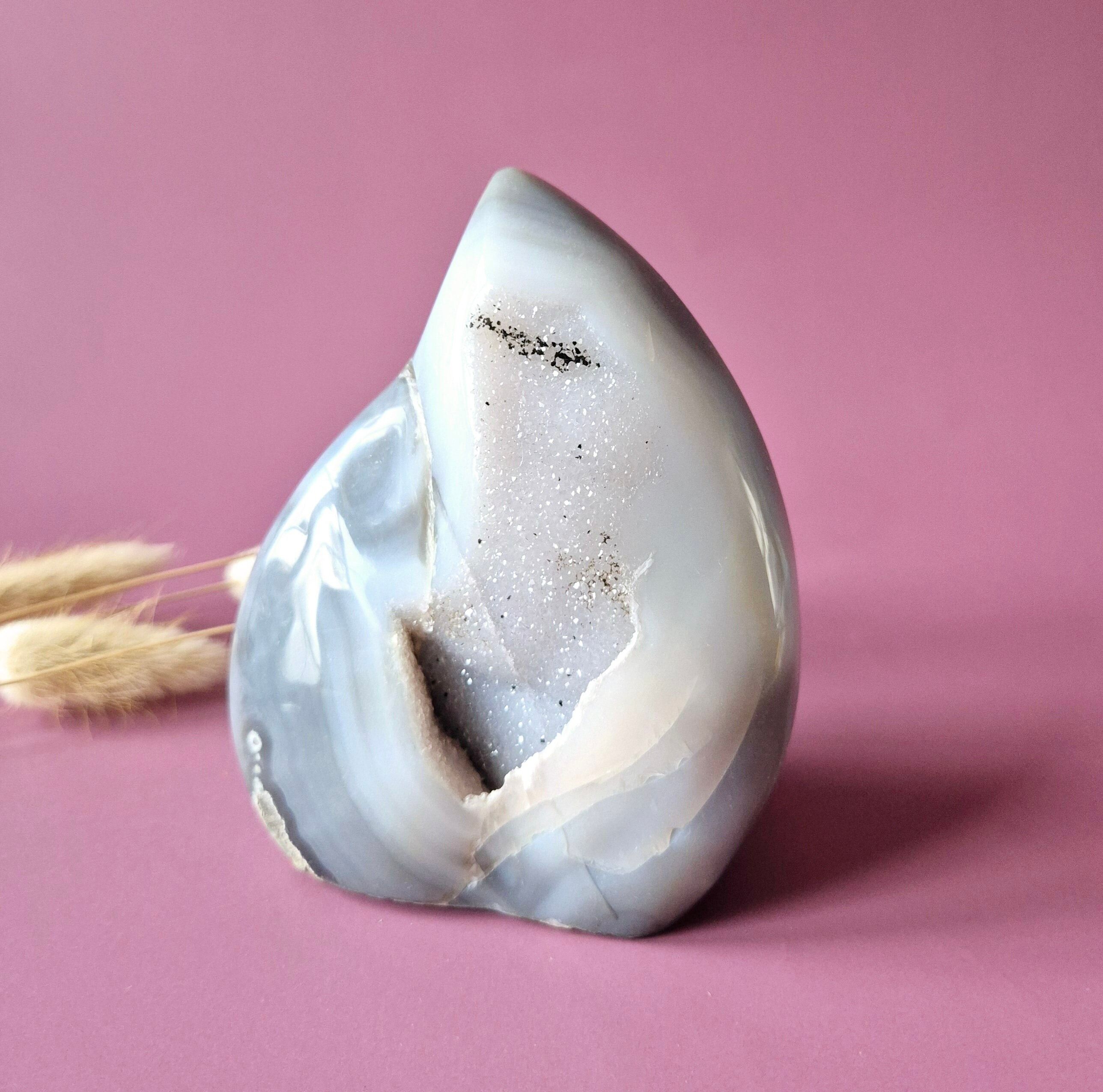 Agate druzy grise XL en forme de larme/flamme, pierre précieuse sur pied - N° 2, 491 g