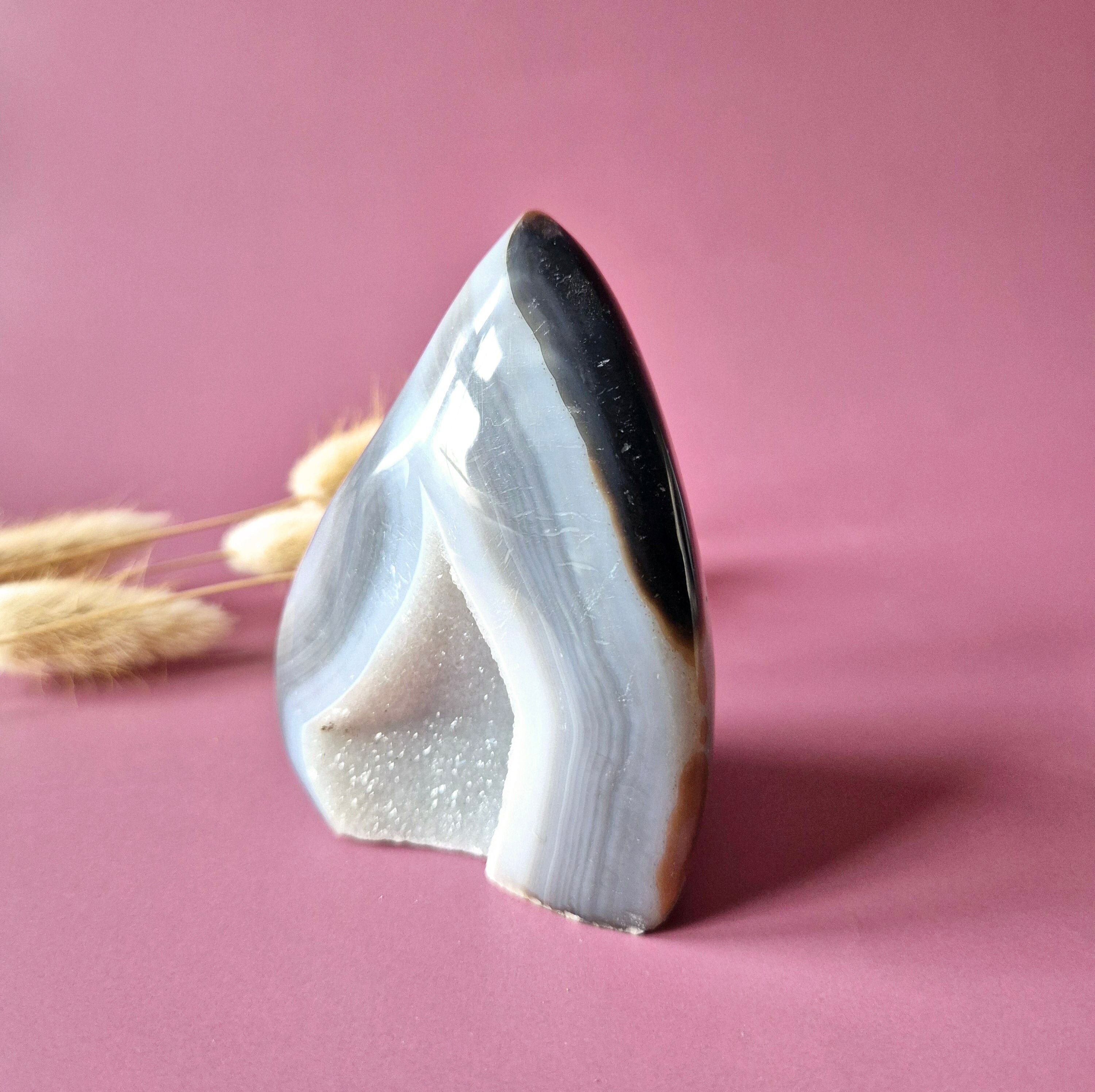 Agate druzy grise en forme de larme/flamme - Cristal sur pied n° 3, 189 g