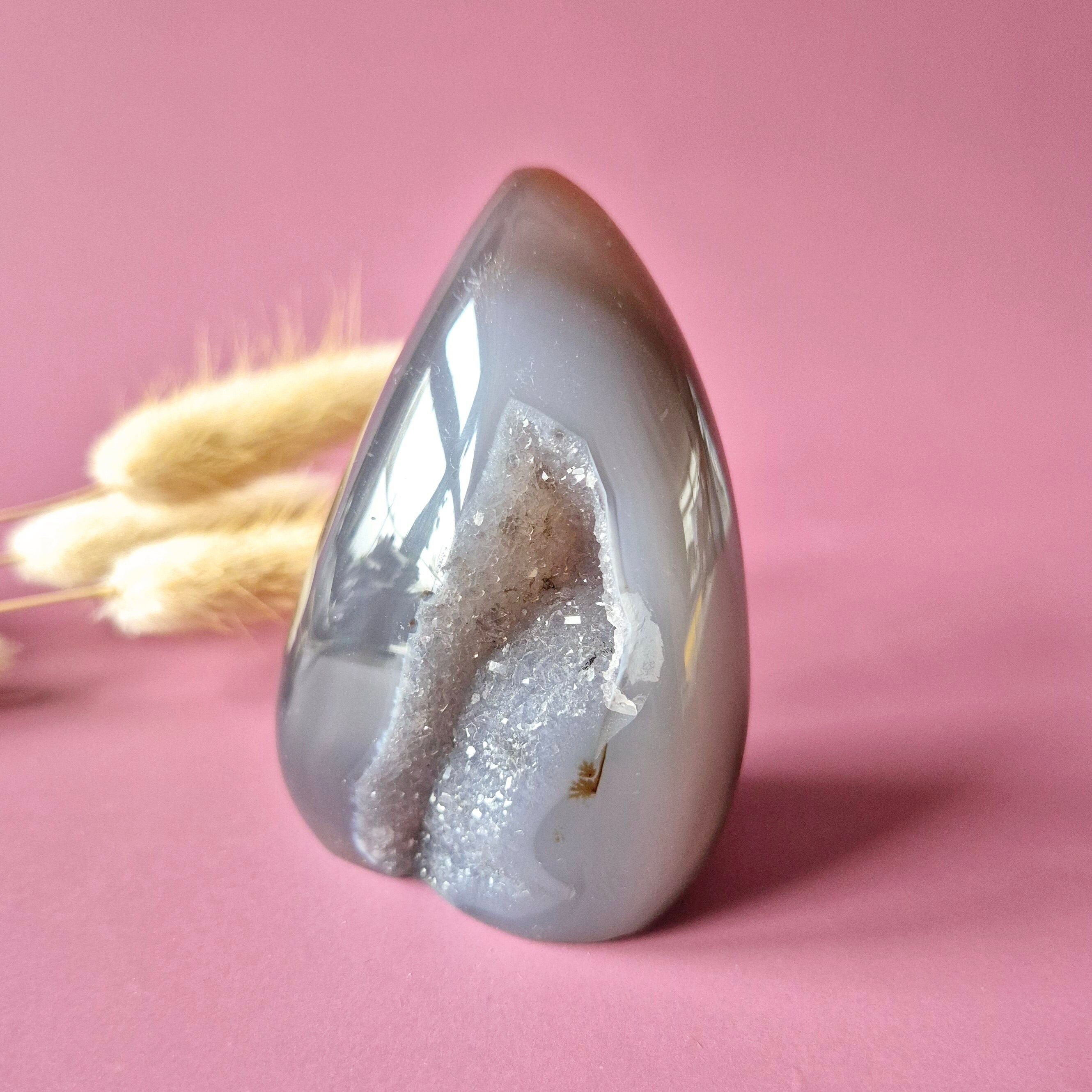 Agate druzy grise en forme de larme/flamme - Cristal sur pied n° 6, 174 g