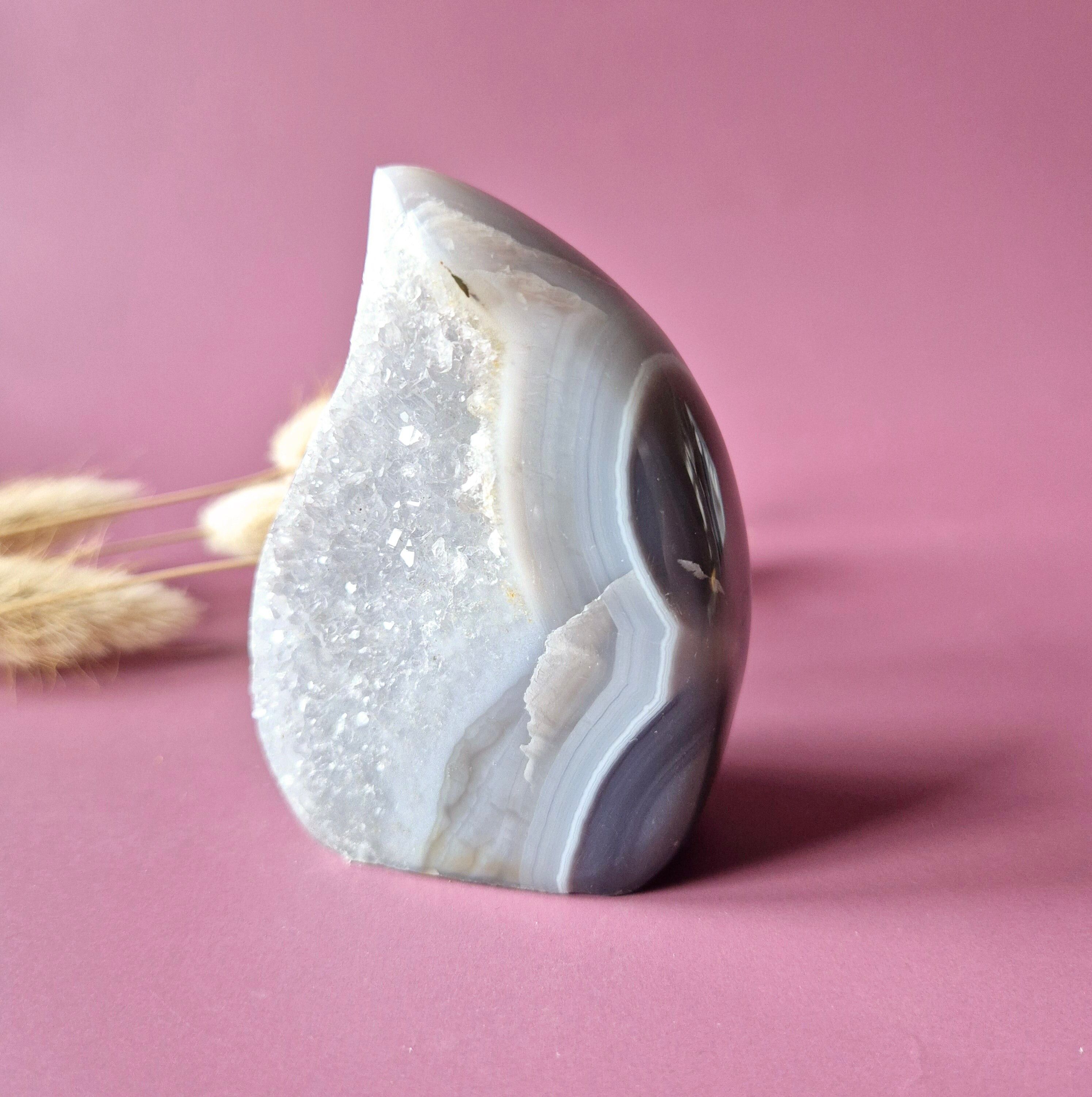 Agate grise druzy en forme de larme/flamme - Cristal sur pied n° 10, 164 g