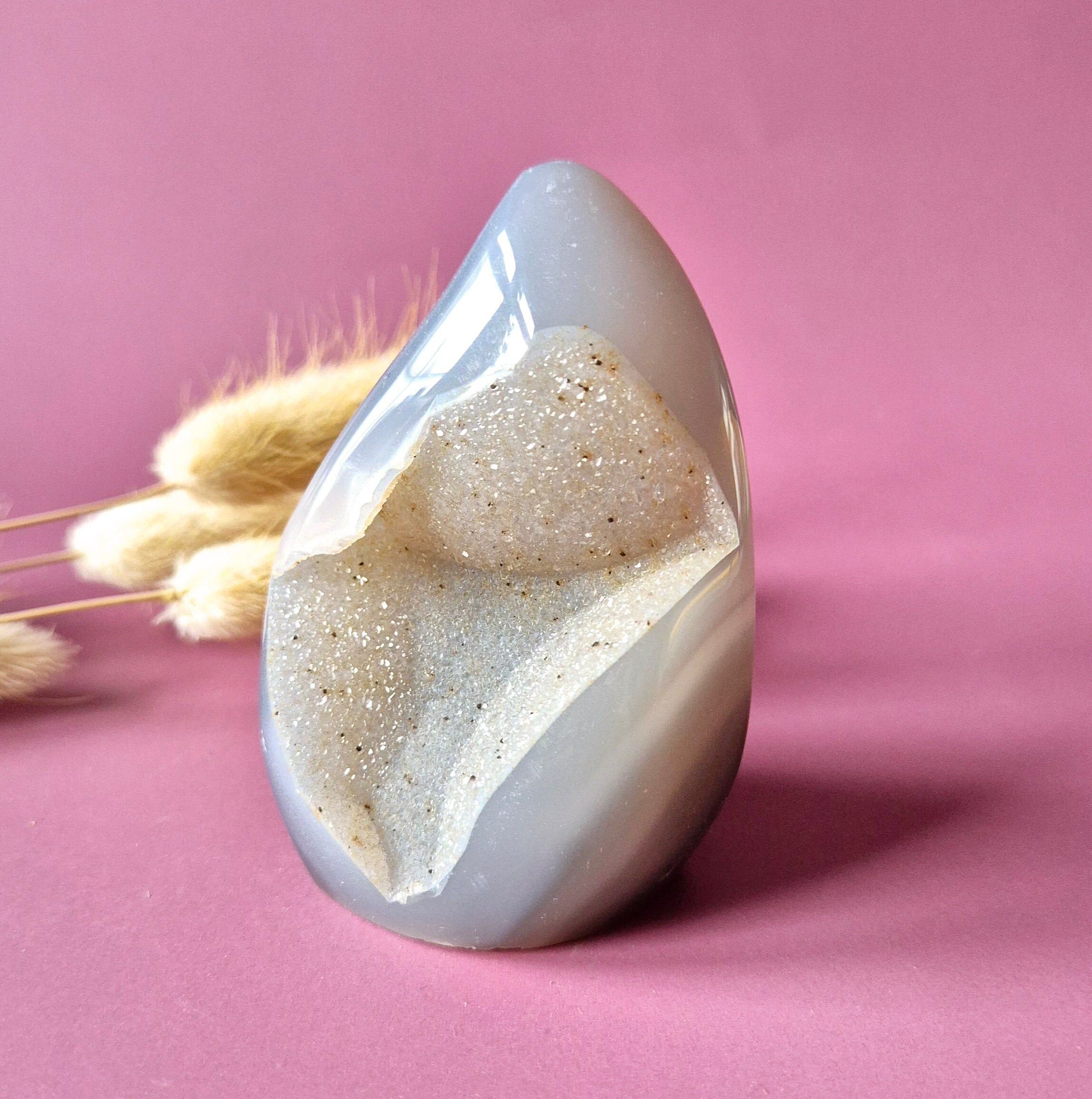 Agate druzy grise en forme de larme/flamme - Cristal sur pied n° 7, 161 g