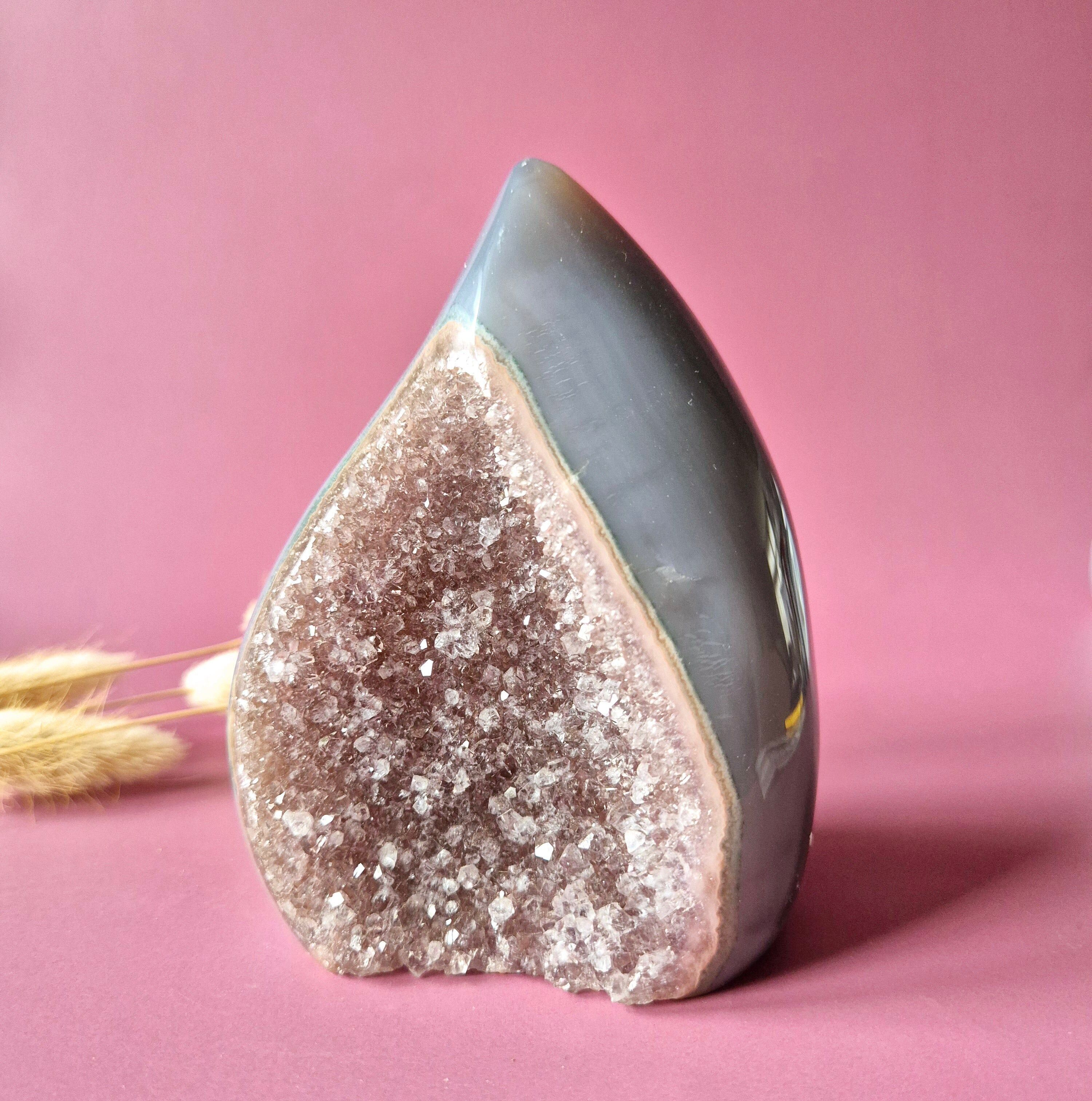 Cristal de gema de pie XL Druzy Gray Agate en forma de lágrima/llama - #8 575g.