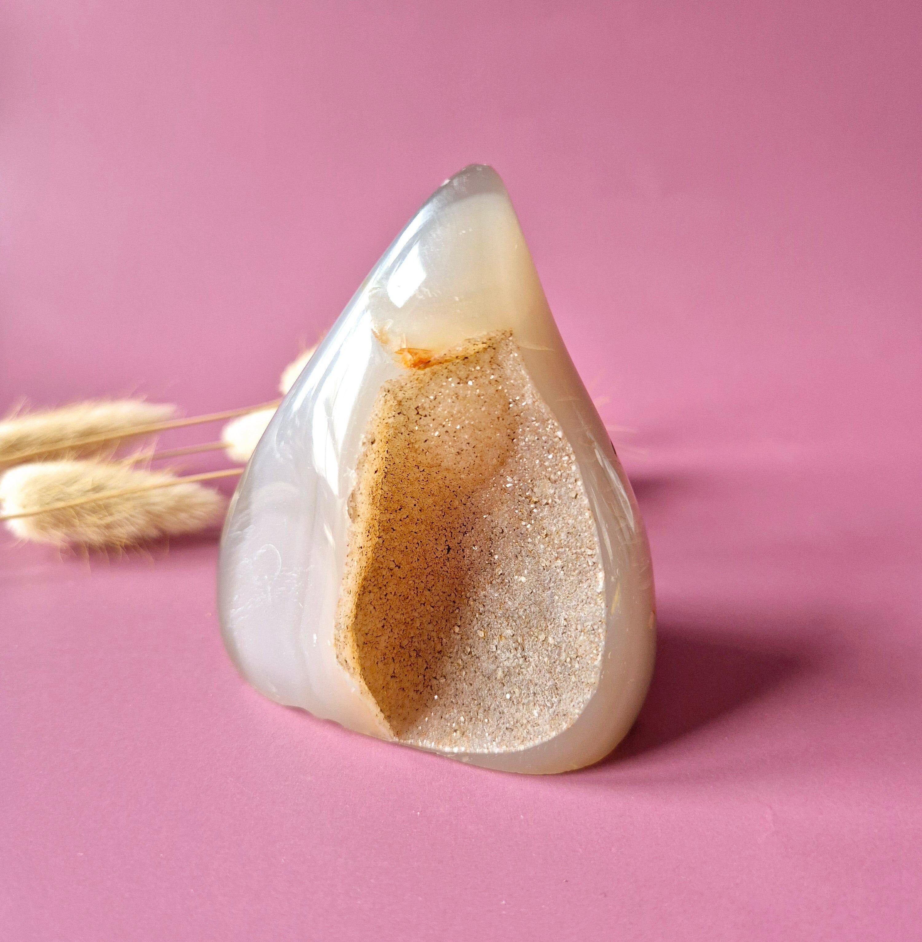 Agate grise druzy en forme de larme/flamme - Cristal sur pied n° 9, 229 g