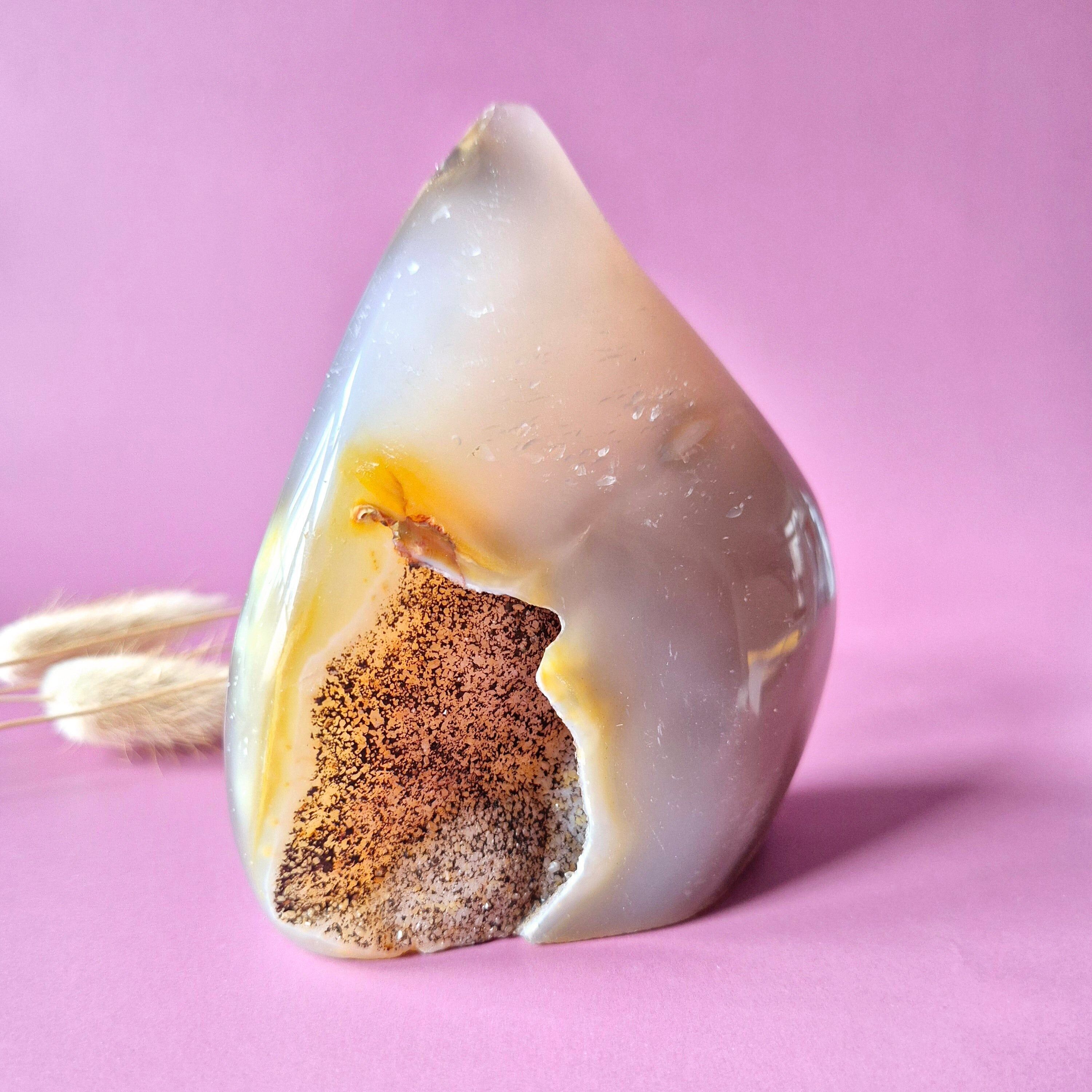 Agate grise druzy XL en forme de larme/flamme, pierre précieuse sur pied - #13 424g.