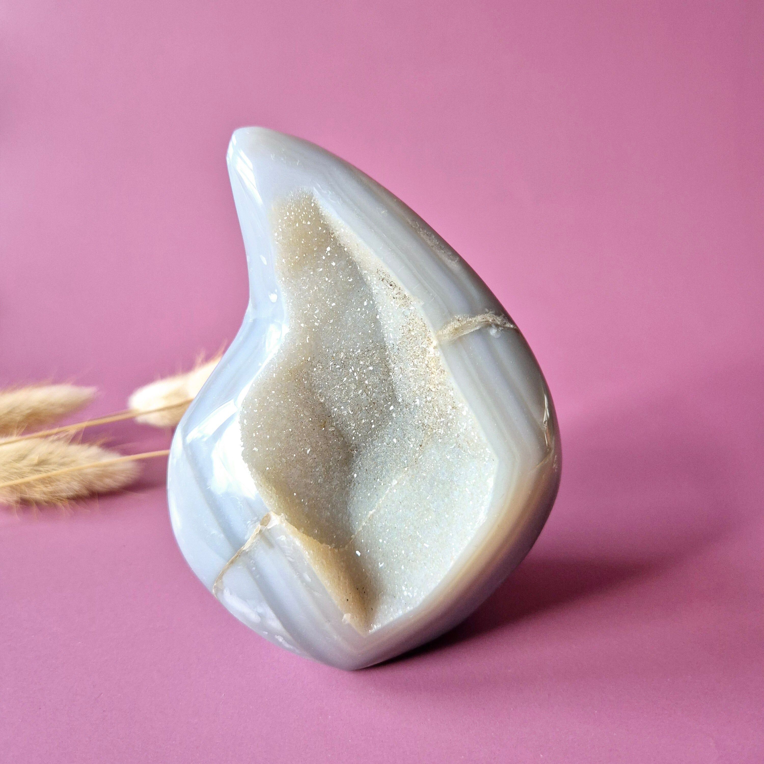 Agate druzy grise XL en forme de larme/flamme - Cristal sur pied n° 14, 400 g