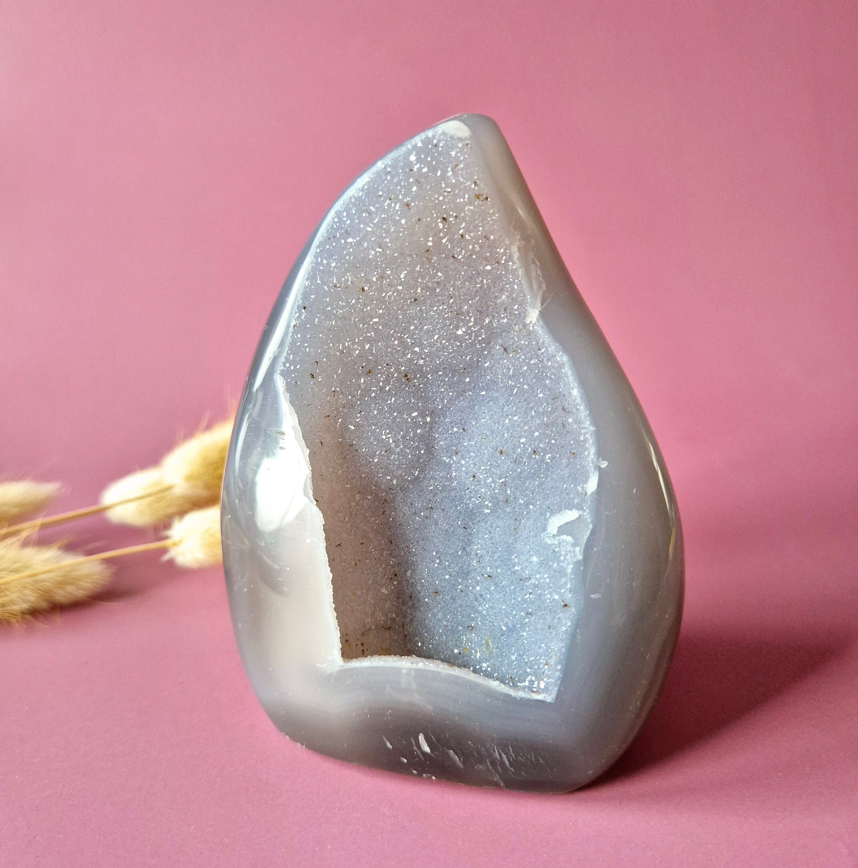 Agate druzy grise XL en forme de larme/flamme, pierre précieuse sur pied - N° 15, 379 g