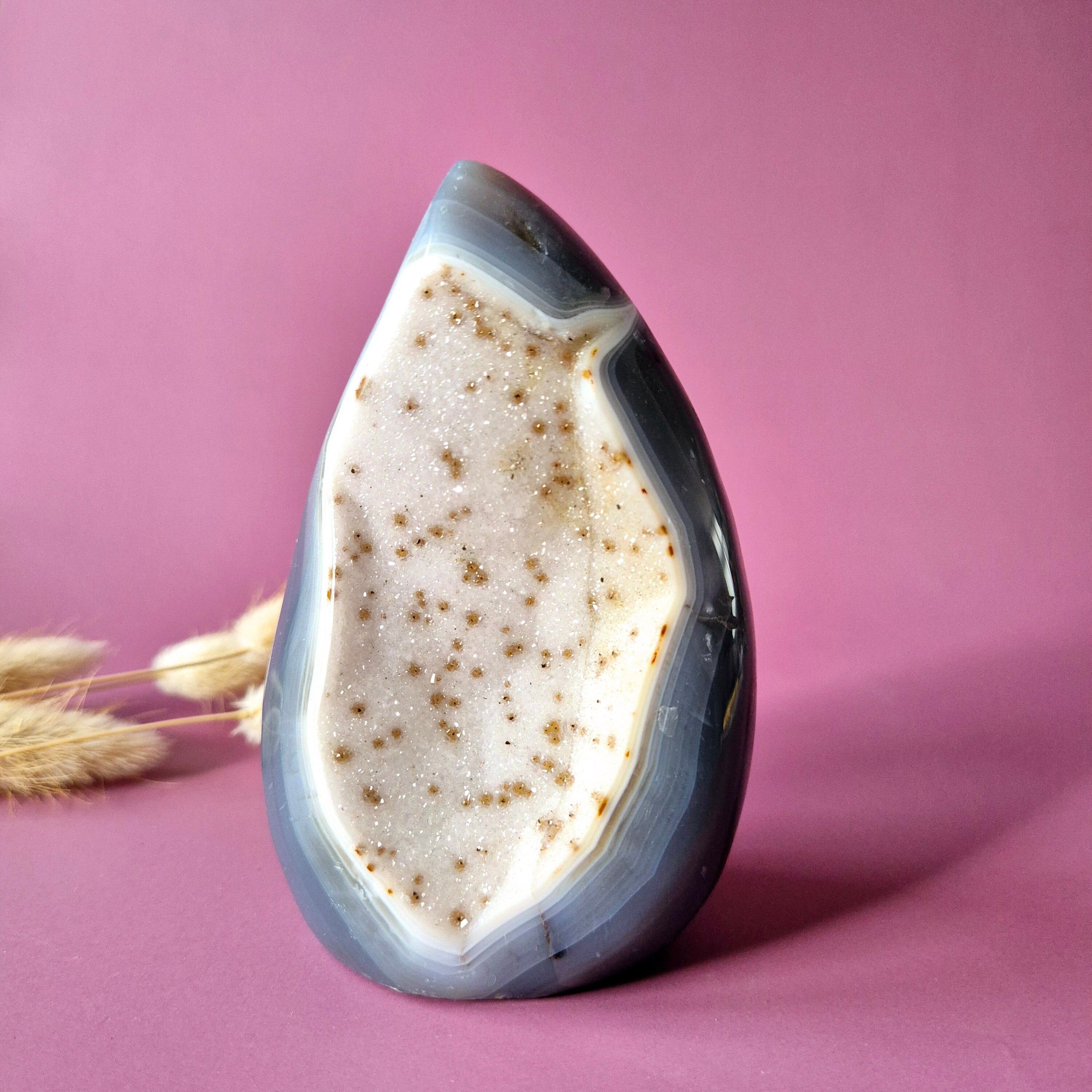 Agate grise druzy XL en forme de larme/flamme, pierre précieuse sur pied - #16 444g.