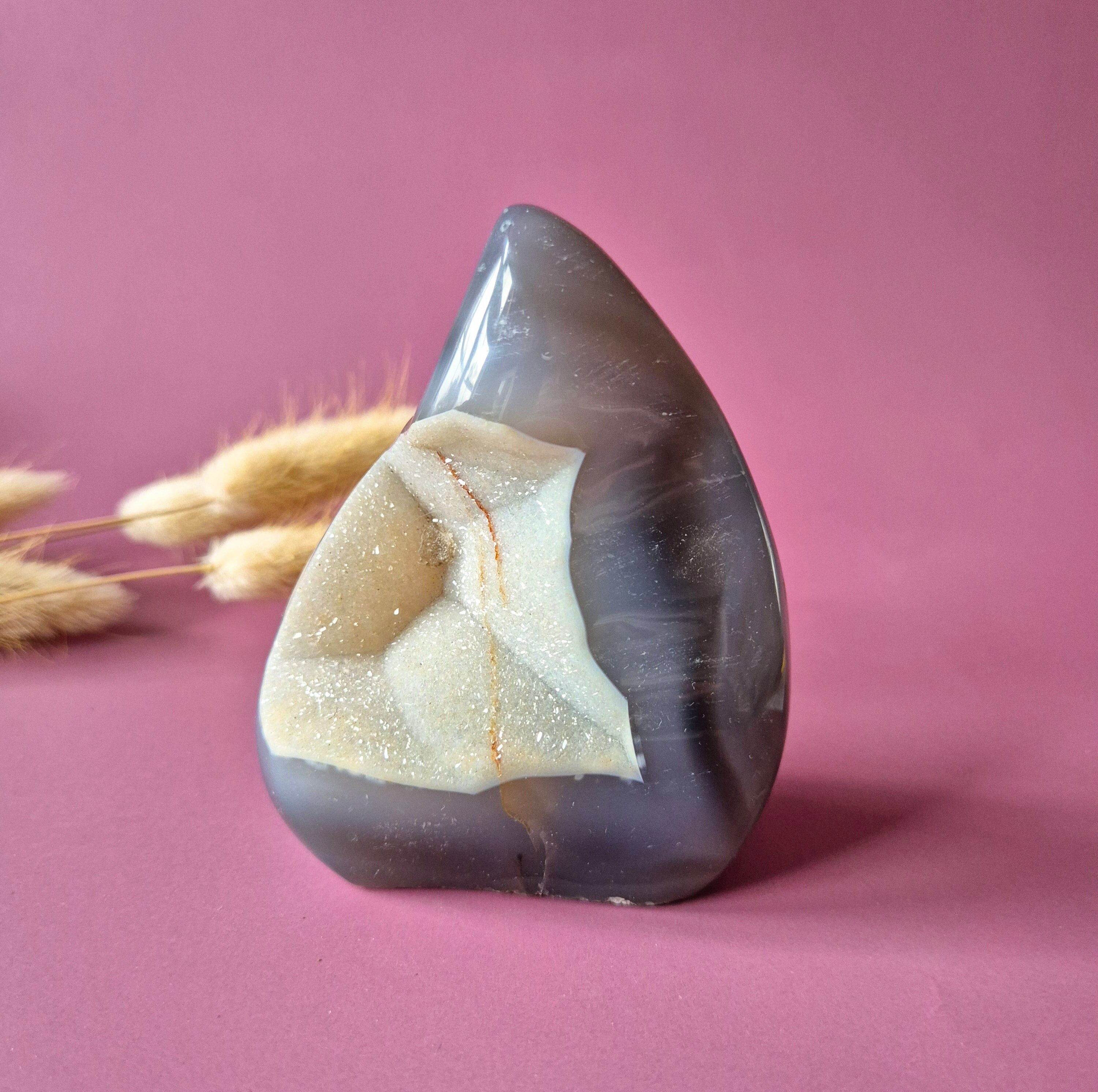 Agate druzy grise en forme de larme/flamme - Cristal sur pied n° 19, 258 g