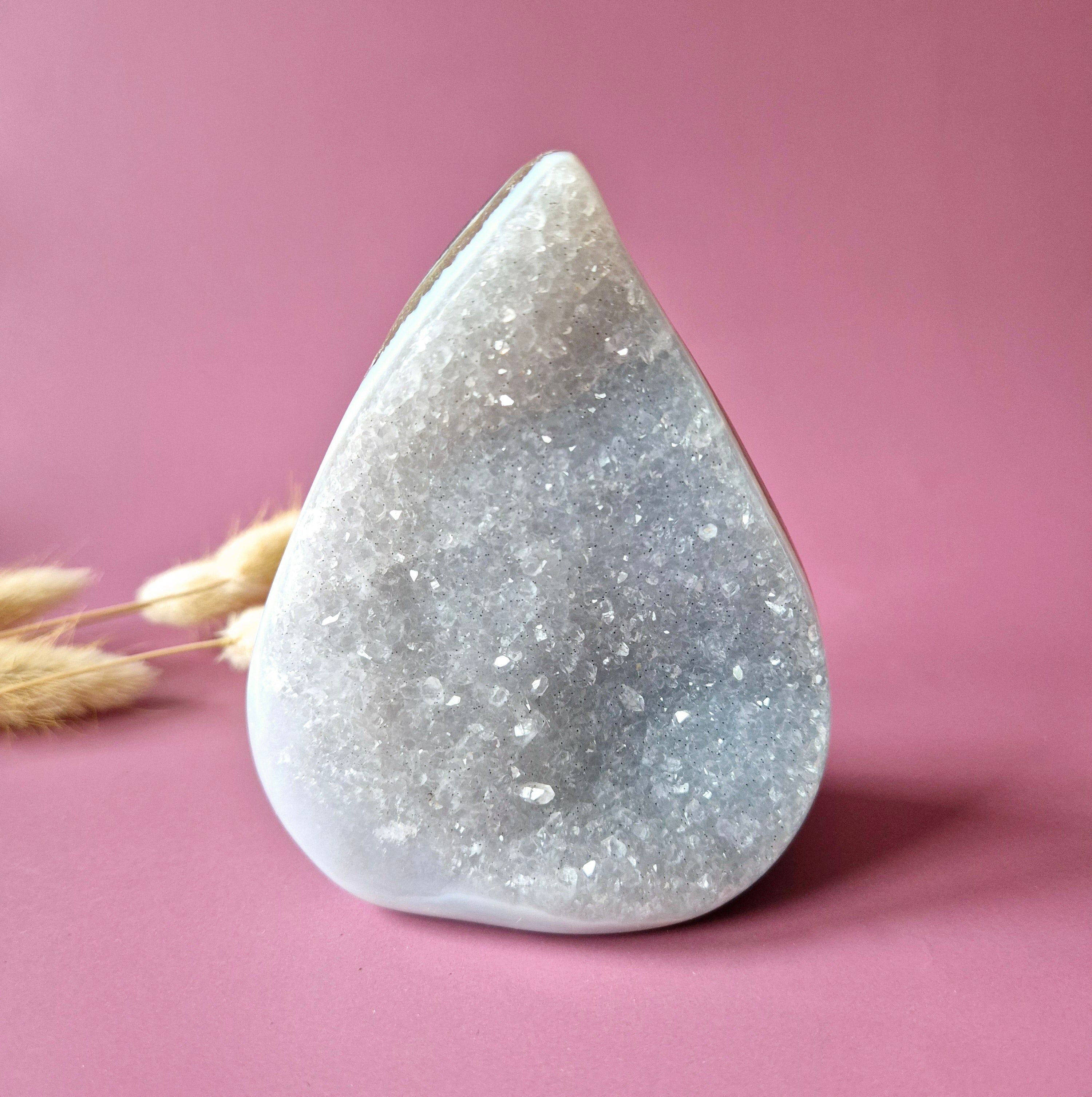 Agate druzy grise en forme de larme/flamme - Cristal sur pied n° 20, 490 g