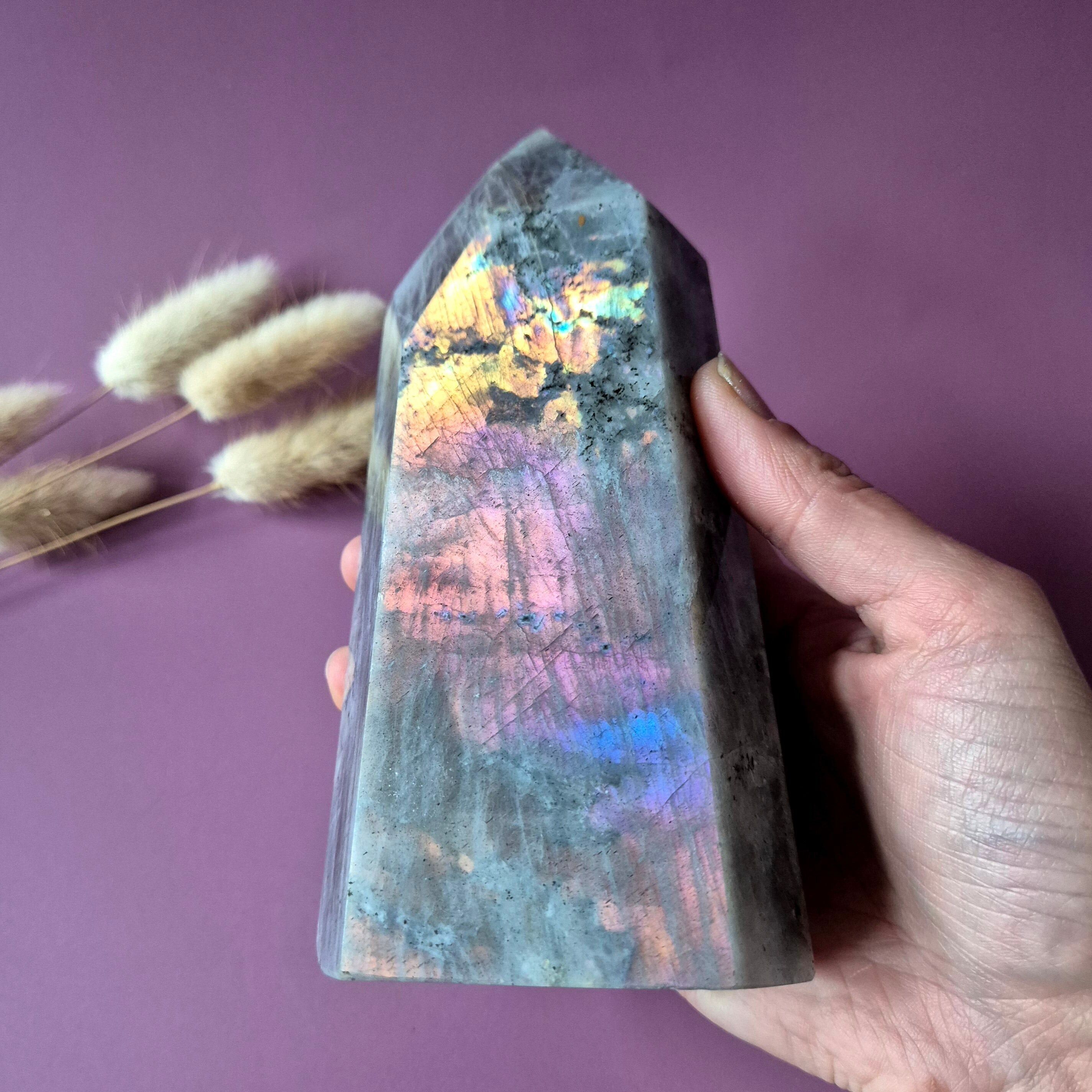 Torre XL de labradorita púrpura con destellos iridiscentes – 949 g