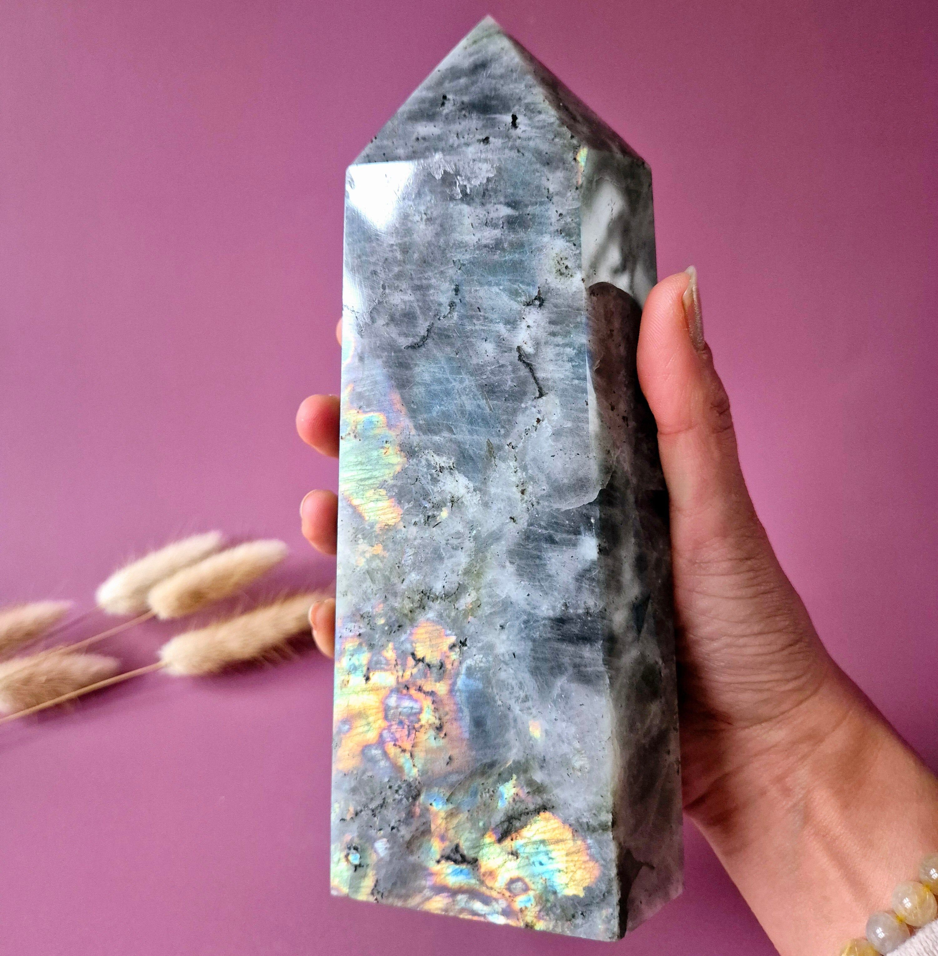 Torre de labradorita púrpura/arcoíris XL con destellos iridiscentes – N.° 5 1354 g