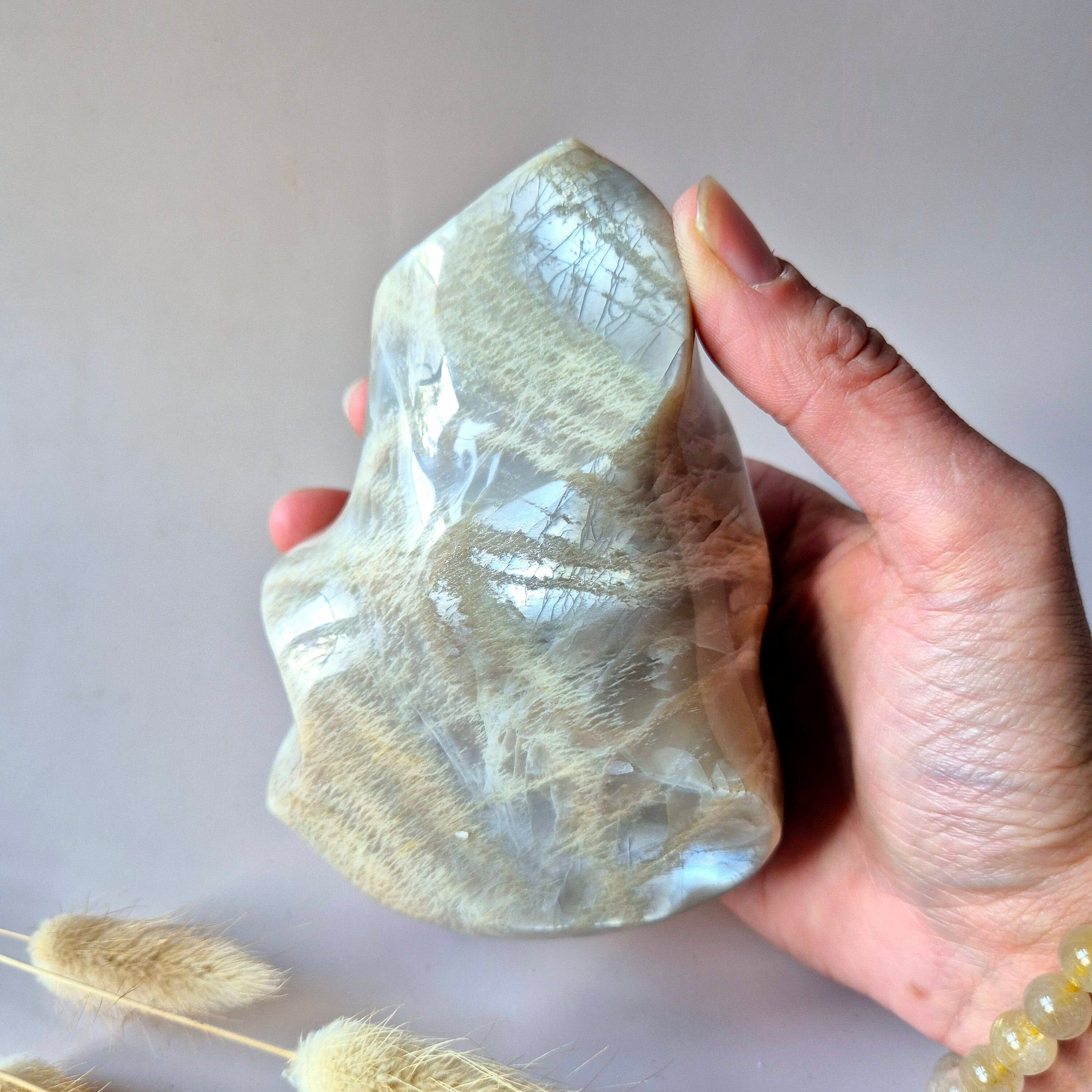 Gema XL Piedra Lunar Gris Llama – Intuición, Paz y Energía Femenina (600g)