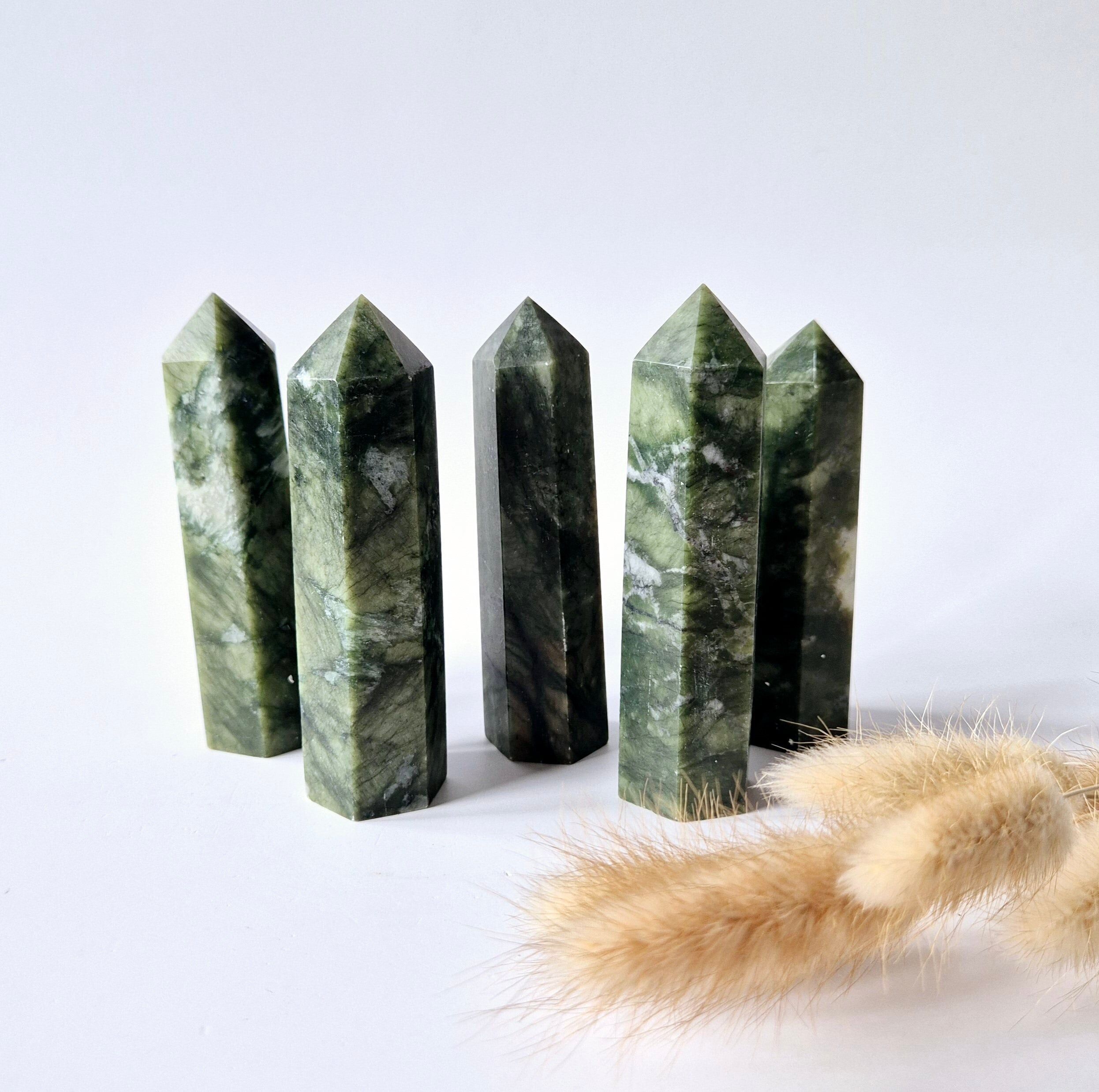 Tour obélisque en jade vert précieux (9-10 cm | 2 cm d'épaisseur) – Bonheur, harmonie et protection