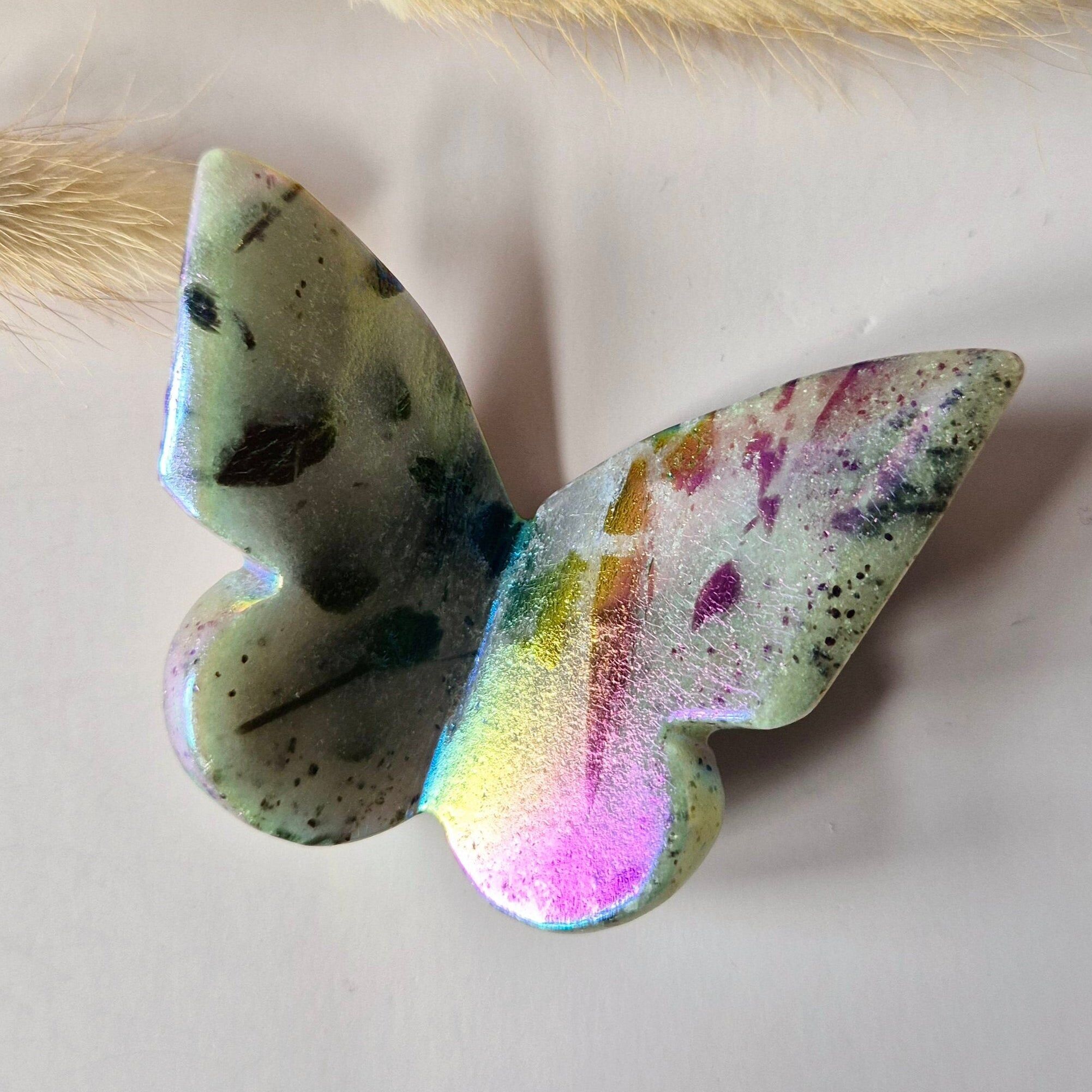 Gema Aura de Ángel Mariposa 6x5 cm – Turmalina Verde en Cuarzo
