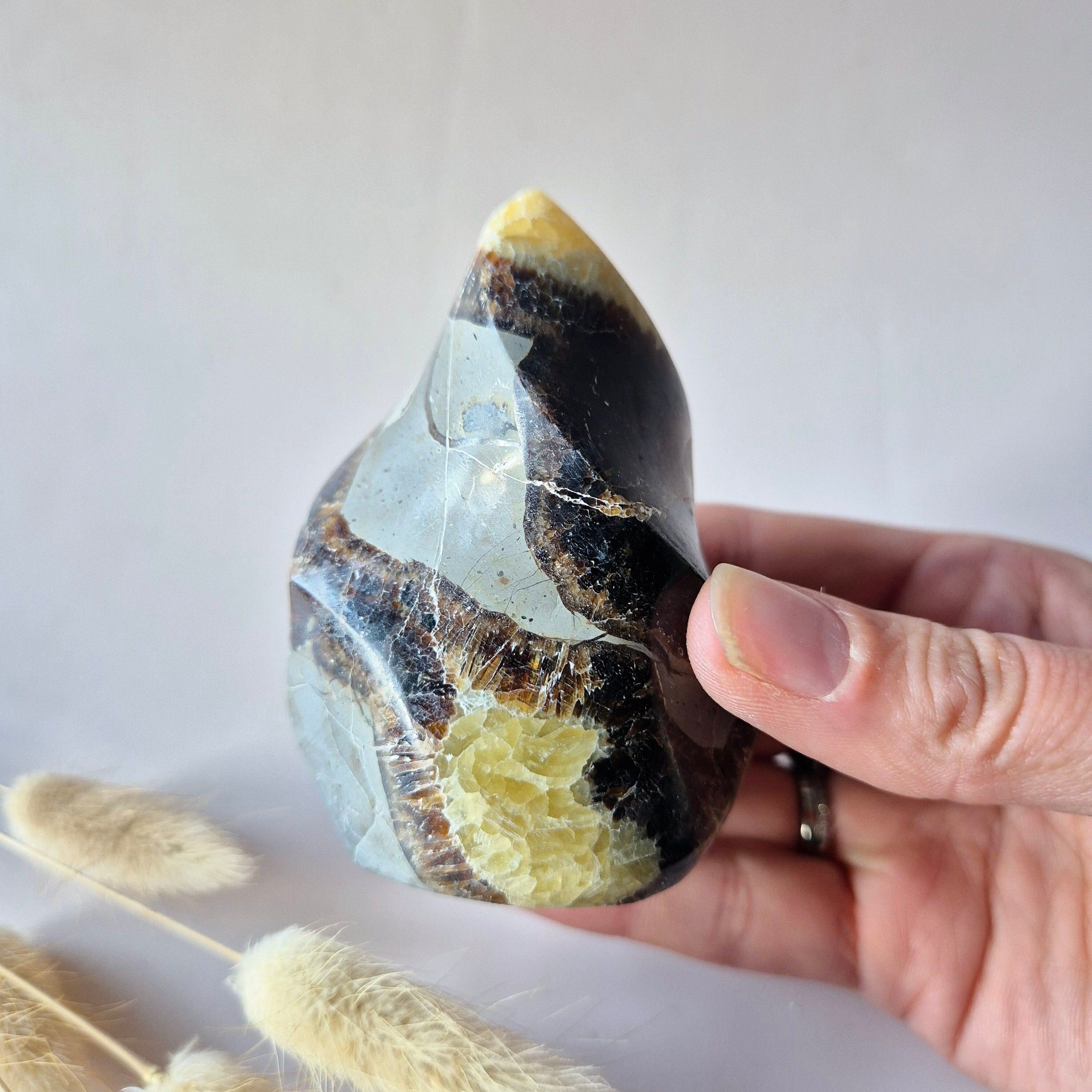 Gemstone Septarian Flame – Radicamento, fiducia e forza interiore (221 g)