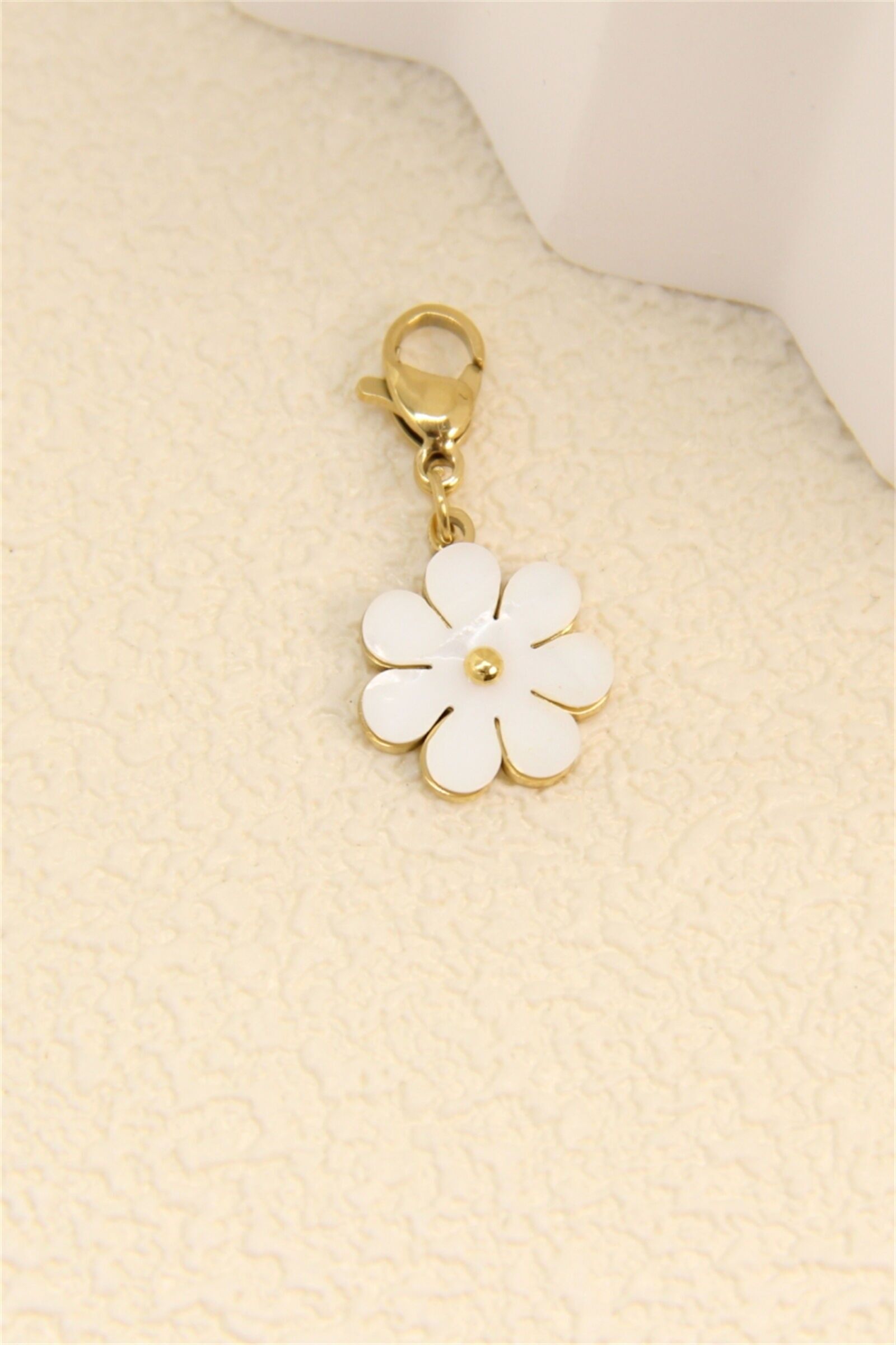 Pendentif nacré fleur blanche – charms lumineux pour personnaliser vos bijoux