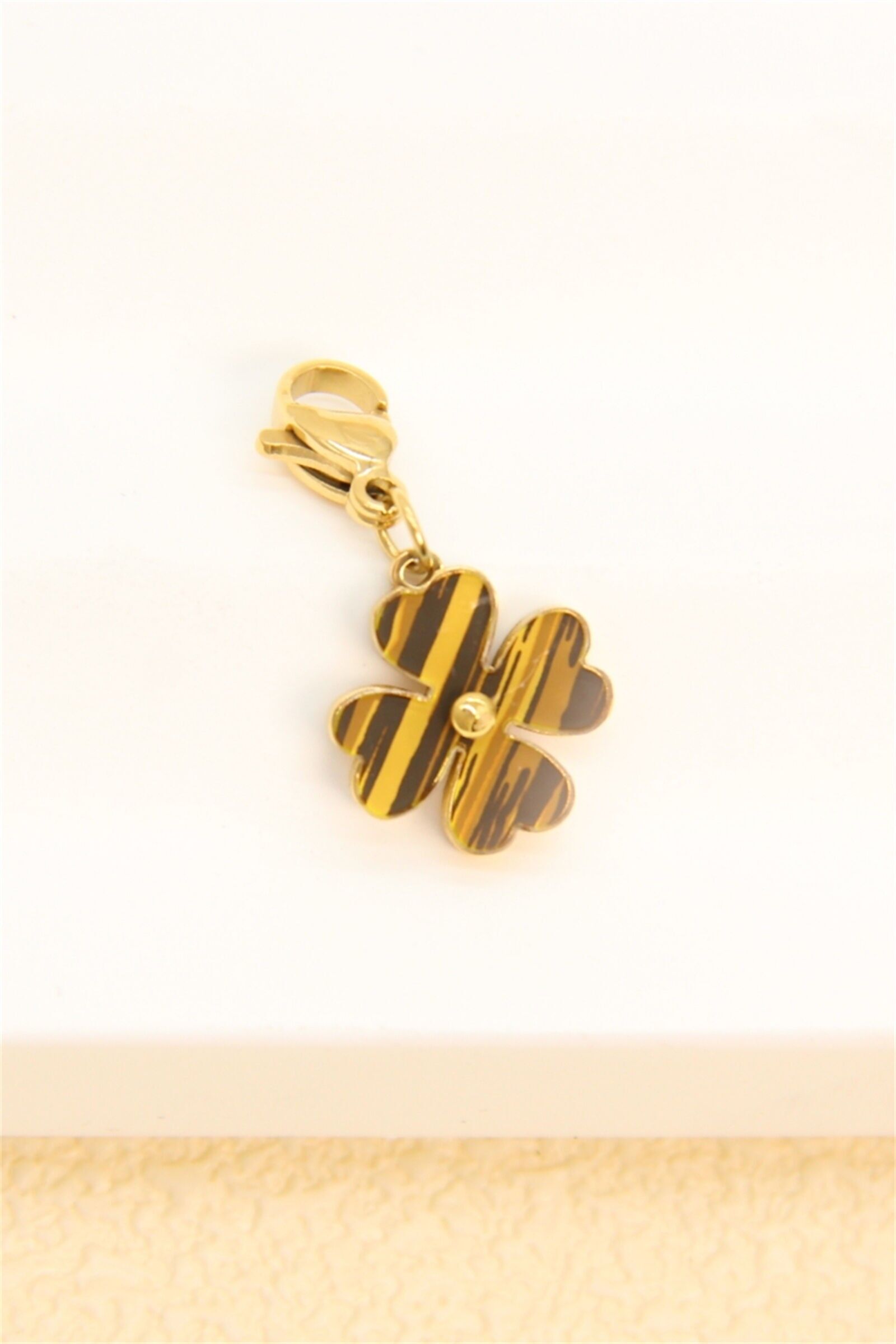 Goldener Kleeblatt-Anhänger mit braunem Muster – elegante Schmuckstücke zur individuellen Gestaltung Ihres Schmucks