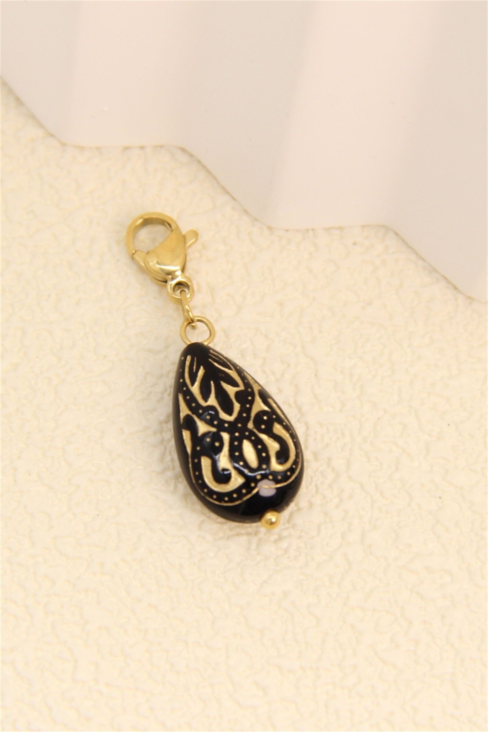 Schwarzer und goldener Tropfenanhänger – eleganter Schmuck mit orientalischem Motiv