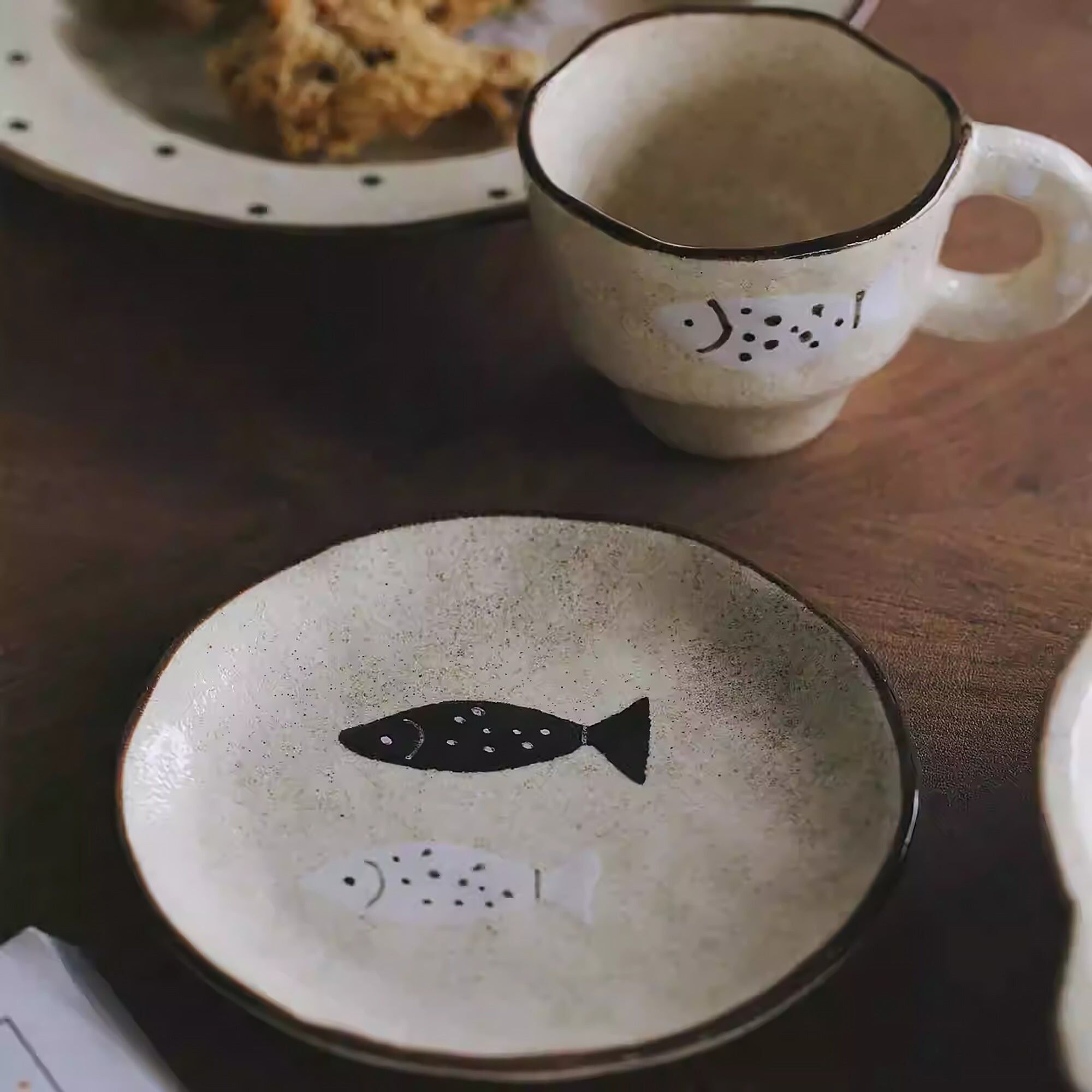 Piatto in ceramica fatto a mano con motivo a pesce