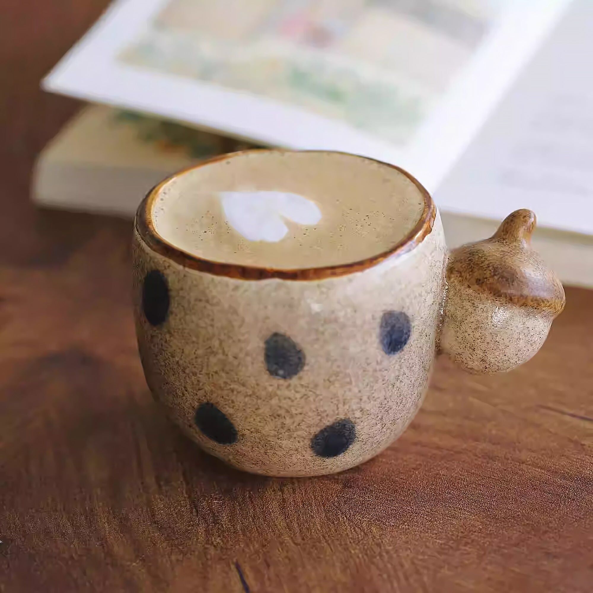 Tazza da caffè artigianale con manico a forma di ghianda