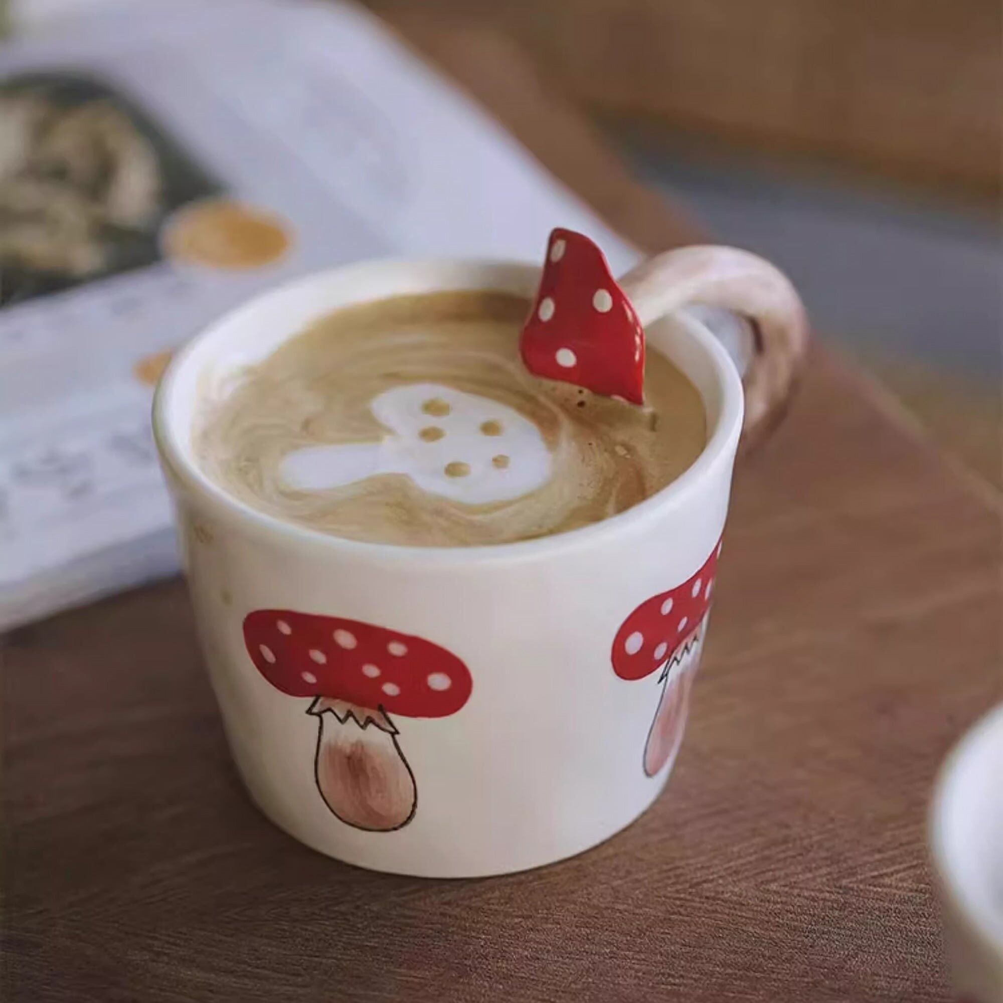 Tazza da caffè in ceramica con manico a forma di fungo rosso