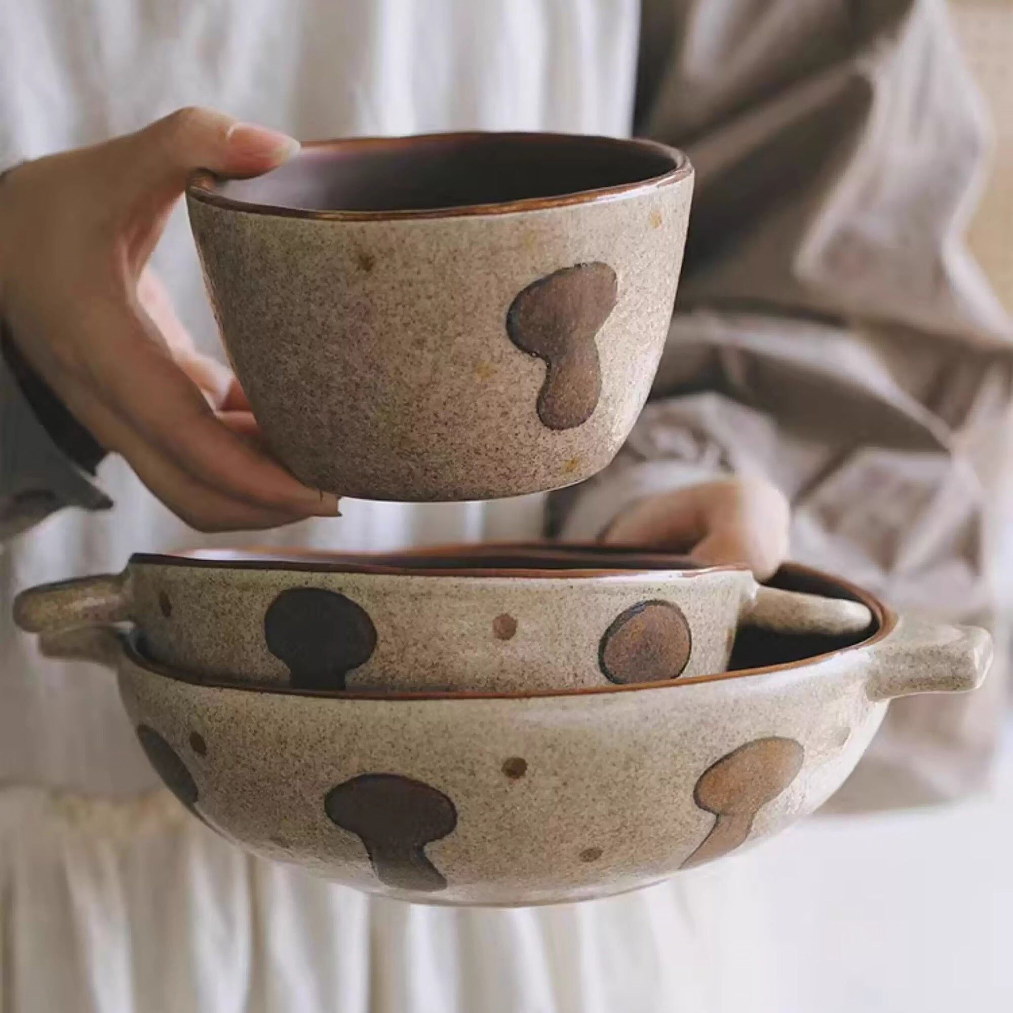 Ciotola in ceramica a forma di fungo fatta a mano